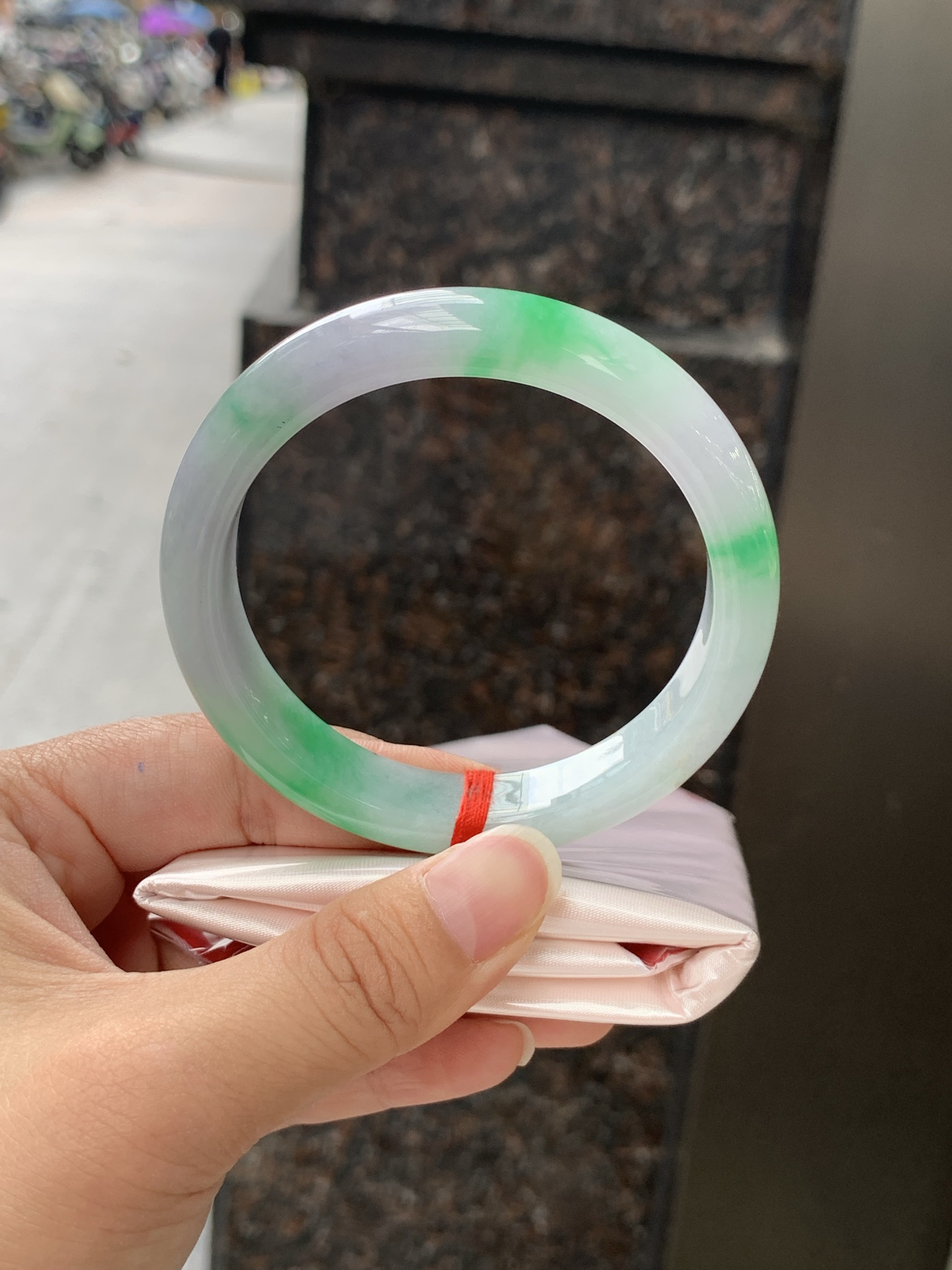 春彩正圈 57.9-11.3-8 0530-N851 打灯细纹，几抹阳绿灵动分布，紫绿双彩，色泽明艳
