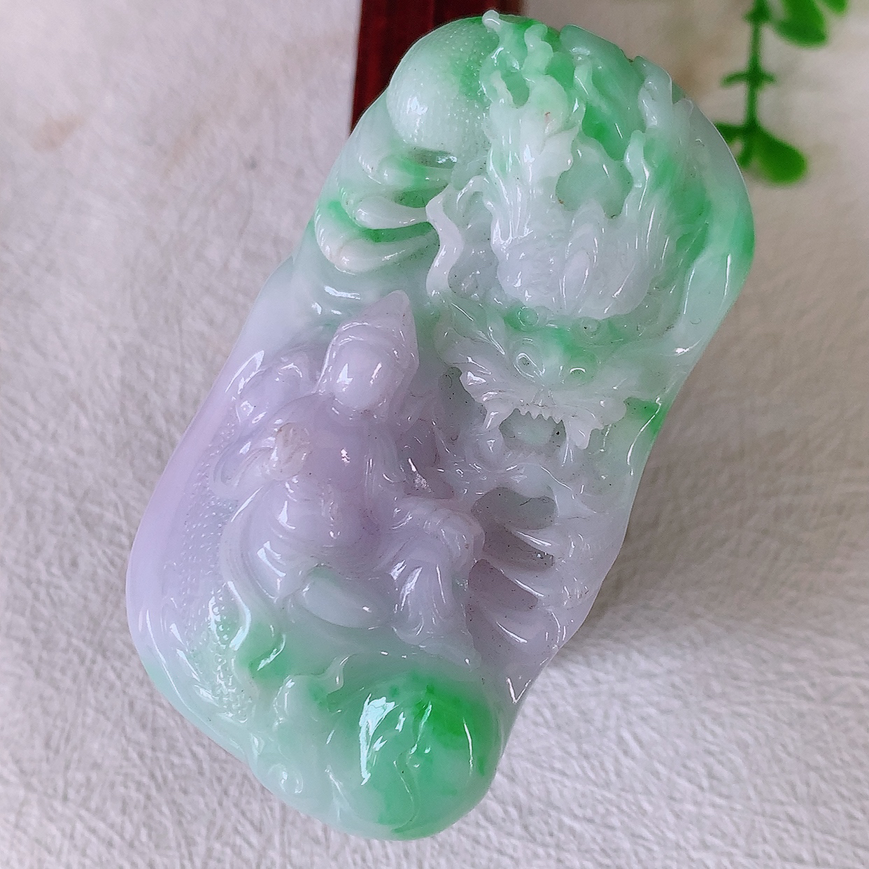 自然光实拍，冰润春带彩翡翠祥龙观音菩萨吊坠，赐福观音，玉润细腻，慈祥端庄！#50尺寸61.5*34.5*18