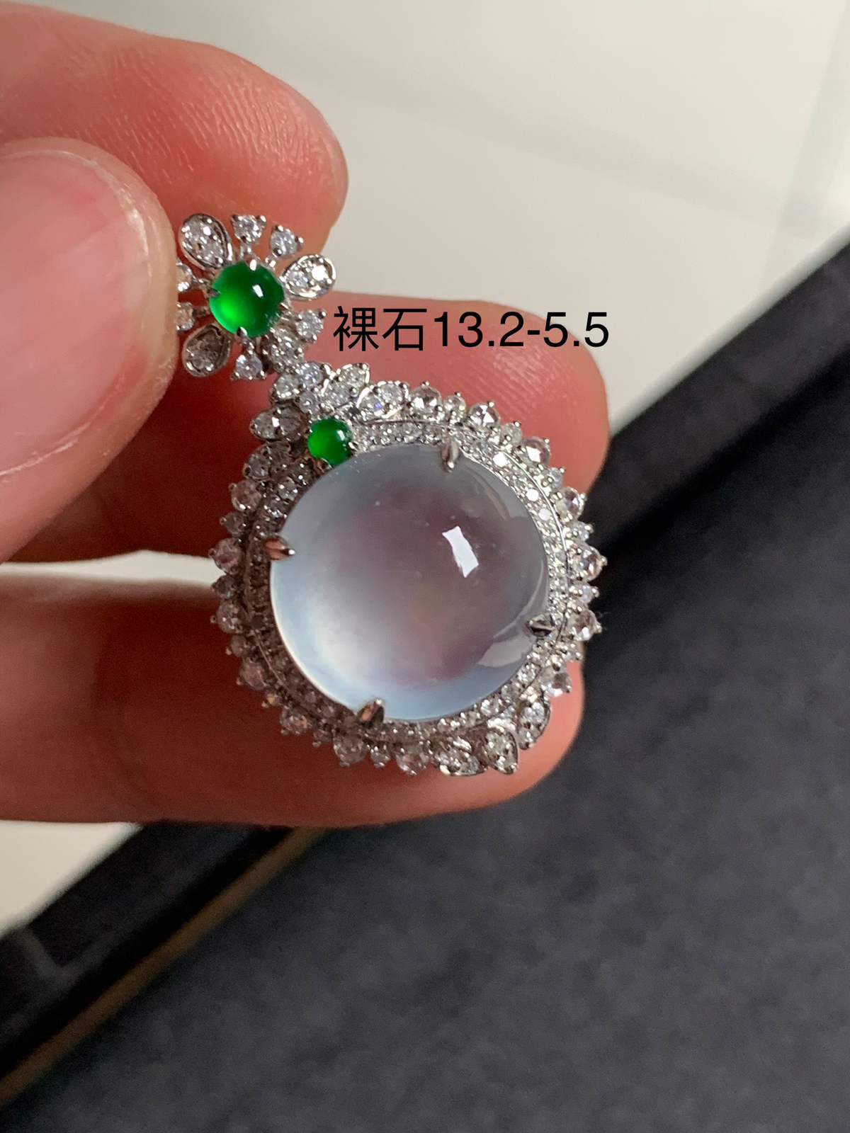 高冰吊坠
无纹裂，老坑种强荧光，钢性十足饱满圆润，18k金南非钻