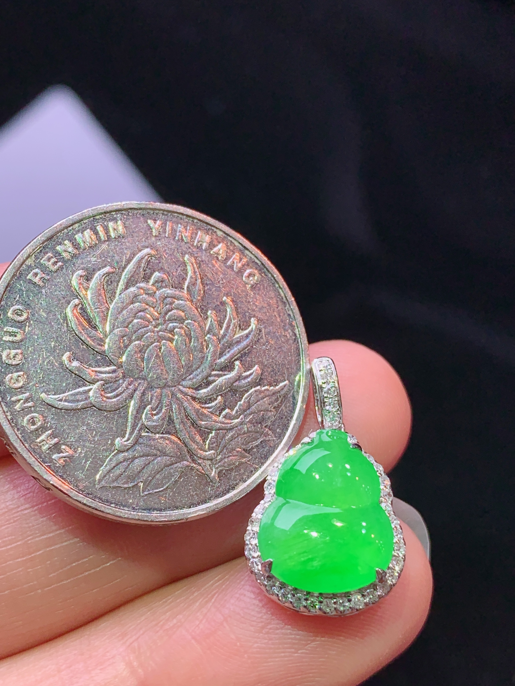 18k金钻镶嵌冰阳绿葫芦吊坠 玉质细腻 色泽艳丽清新 水润亮眼 整体尺寸19.7*11.6*6.5 h1