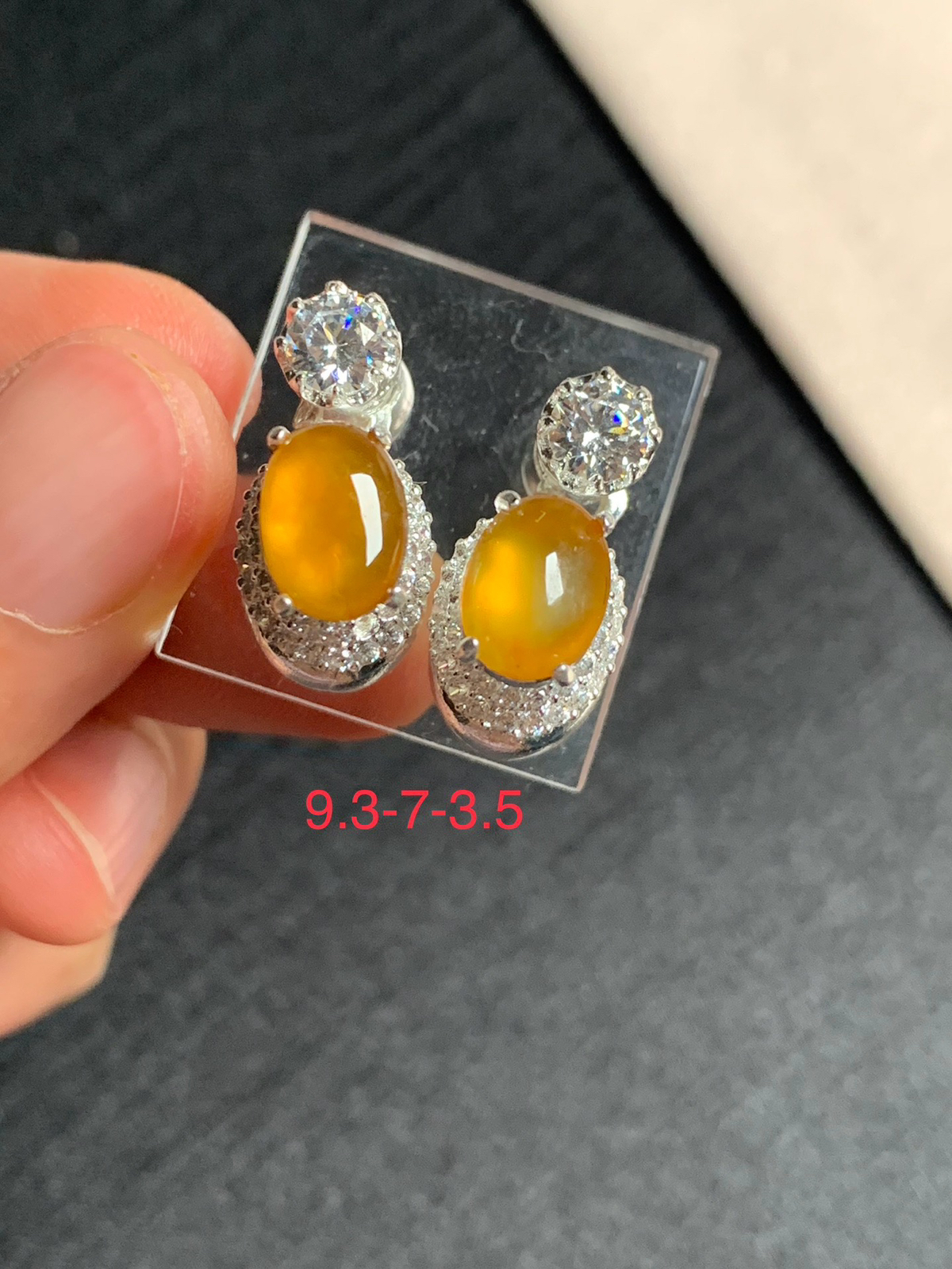 高冰黄翡耳钉
无纹裂，种好色好品相好，色泽艳丽明亮，老坑种冰透水灵