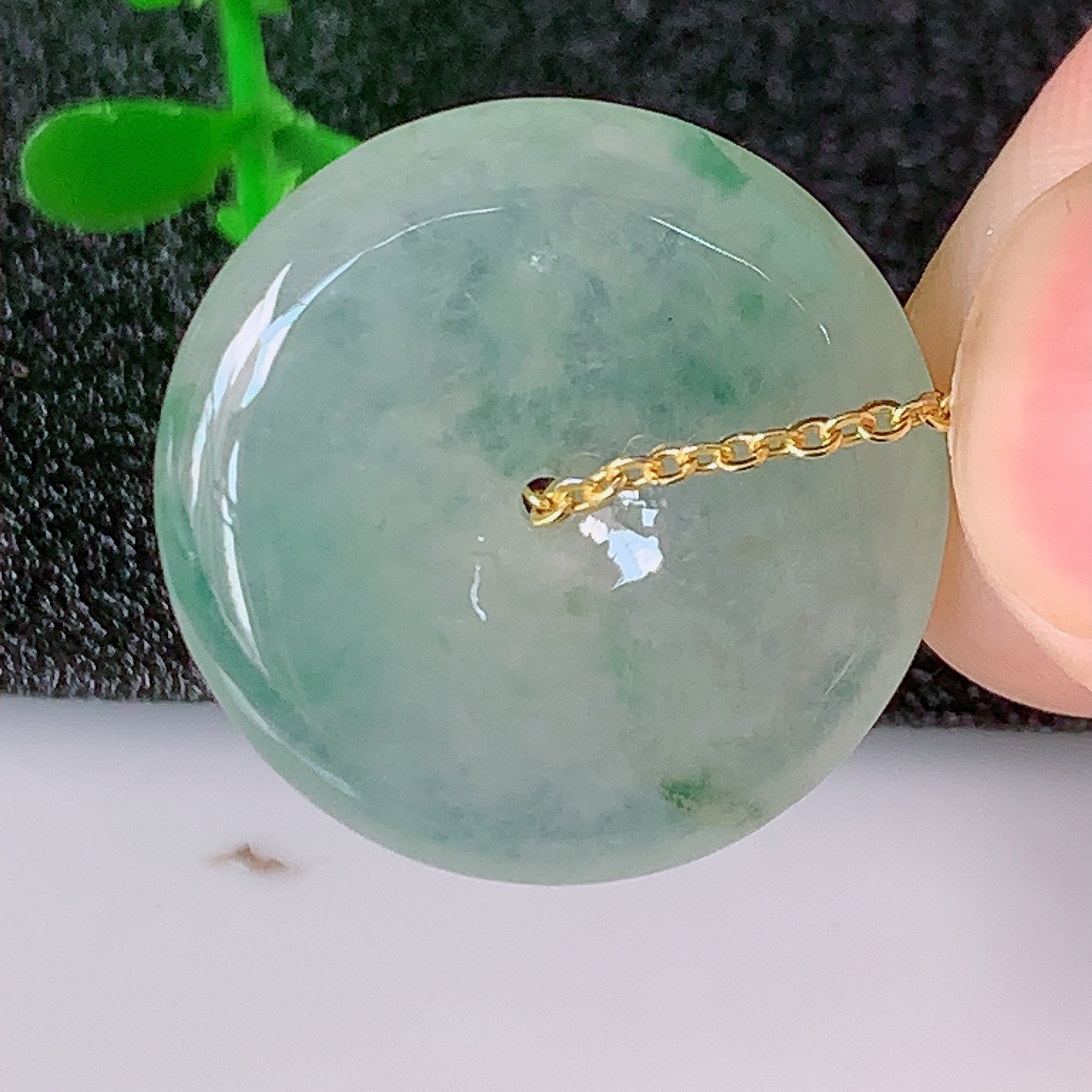 自然光实拍，冰种飘花翡翠平安扣吊坠，冰透，灵动飘逸，寓意平平安安， 平安扣佩戴端庄漂亮！#50尺寸2
