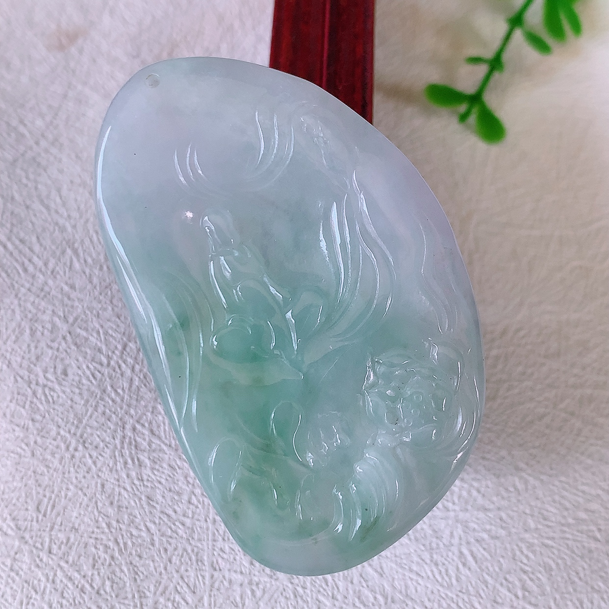 自然光实拍，冰润飘花翡翠悟道吊坠，悟道寓意“祥和，安宁，吉祥，幸福”，佩戴效果优雅迷人， 性价比超高！#50尺寸59.5*36.5*5.6