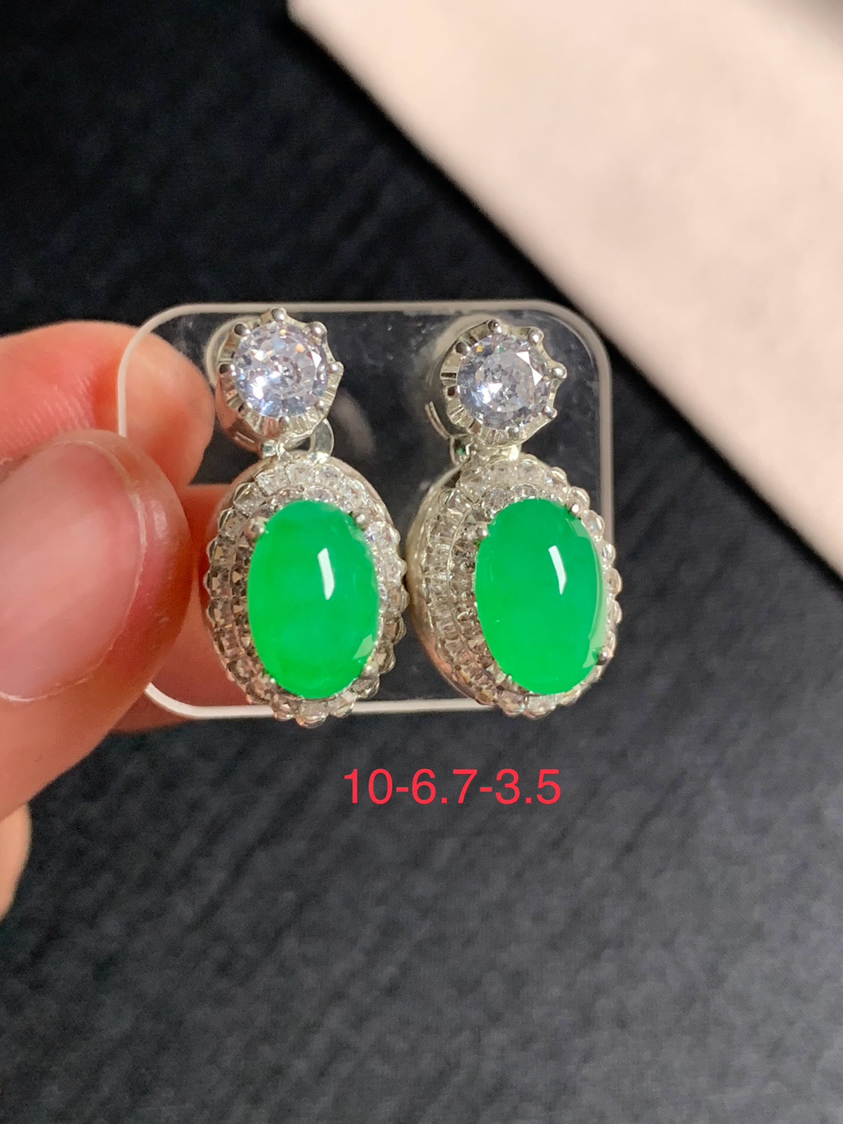 冰种甜阳绿耳钉
无纹裂，种好色好品相好，颜色鲜艳甜美，老坑种质地细腻水灵饱满