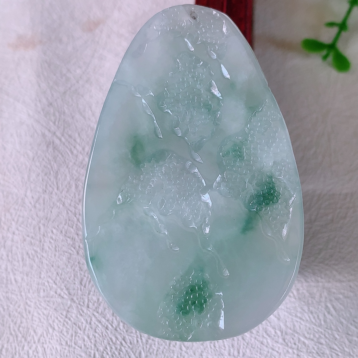 自然光实拍，冰飘花翡翠山水牌吊坠，立体生动形象，山水素材布局合理，意境感佳，佩戴上身效果更高贵 #50尺寸61.5*40.5*8.2mm