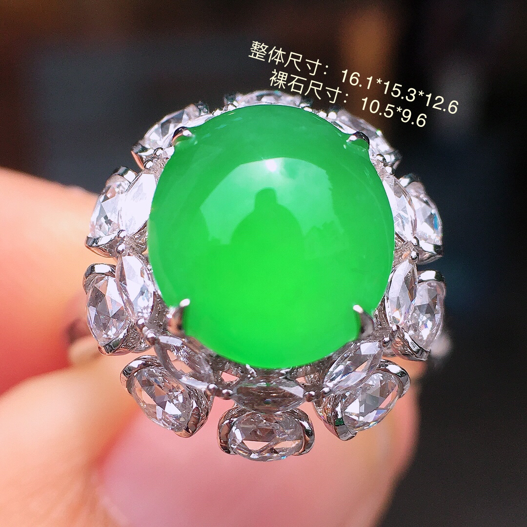 阳绿蛋面戒指，色泽均匀艳丽，玉质细腻，荧光感超
强，饱满圆润，简单大方，尽显优雅气质，18k
金豪华镶嵌