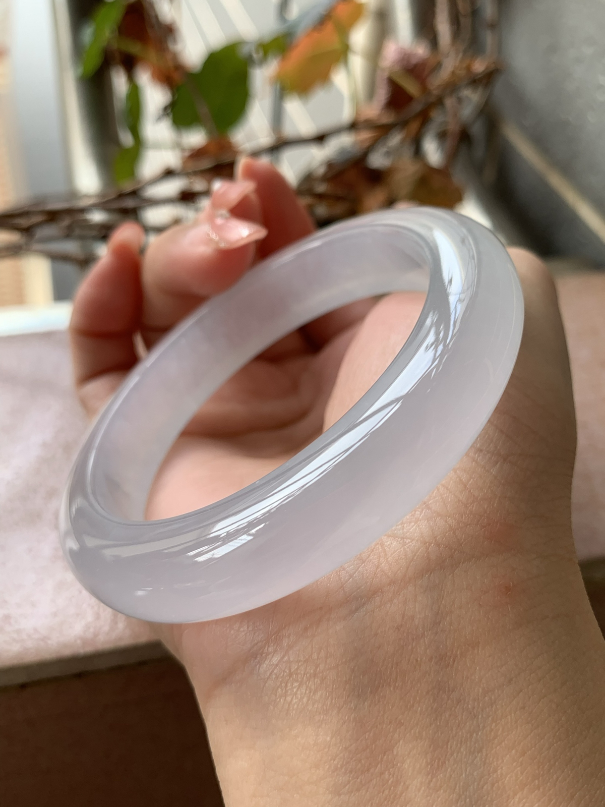 冰种白月光55.4-12.6-9.6，正厚装，冰透胶润感十足起荧光，纯净细腻，冰清玉洁，一见倾心系列，沧海月明，清冷光芒，底妆冰透纯净，上手绝绝子，整体种水都特别好，温润如玉，质地干净，轻松透指，上手很美，气质冷美人，充满灵气的同时自带一股曼妙的仙气波光粼粼精致优雅，珠宝感又又又上来了，寒光四射的样子绝了，行家货