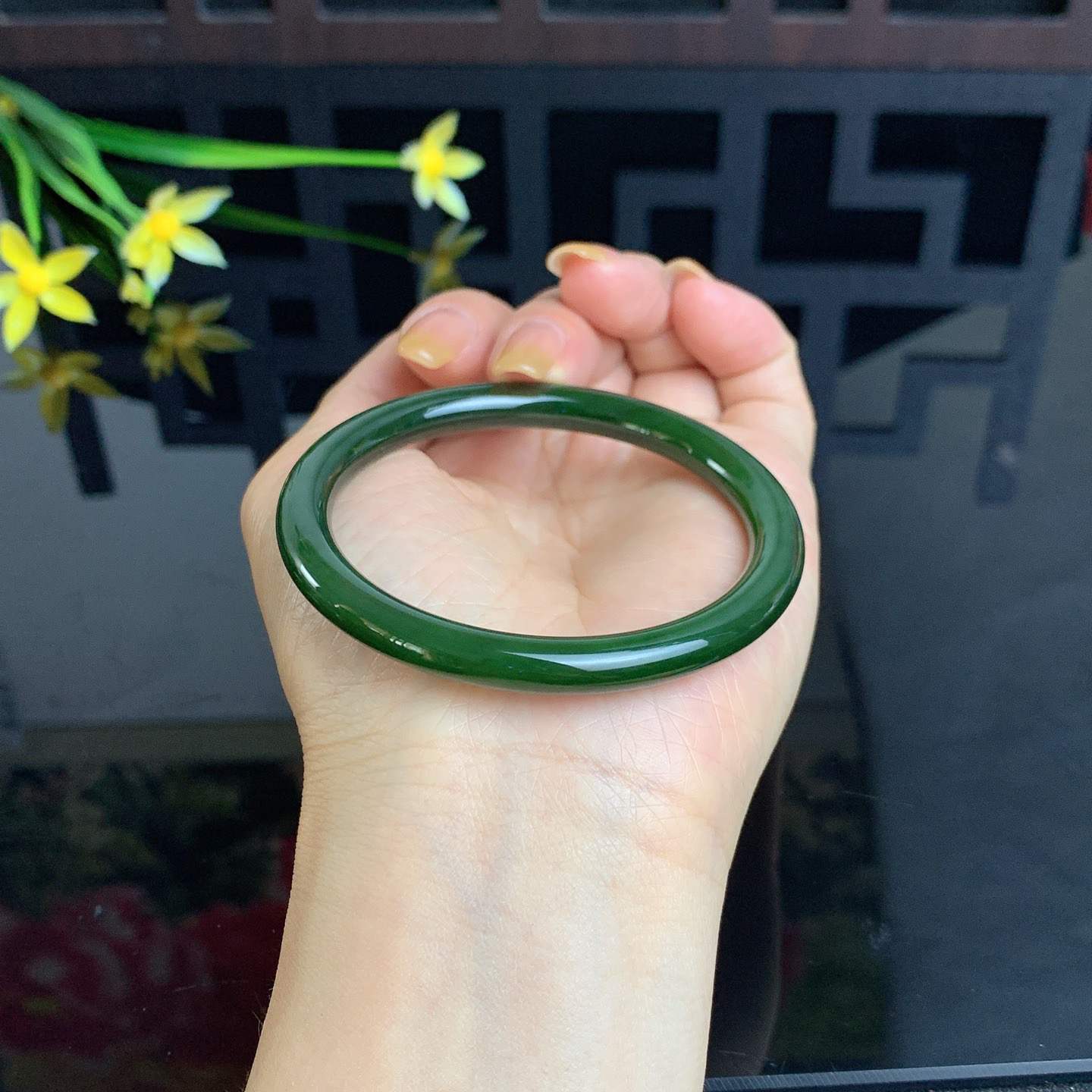 和田玉55.5圈口菠菜绿圆条碧玉手镯！圈口55.5宽7厚7.5玉质细腻油润 底色纯净 无裂无棉 脂粉
