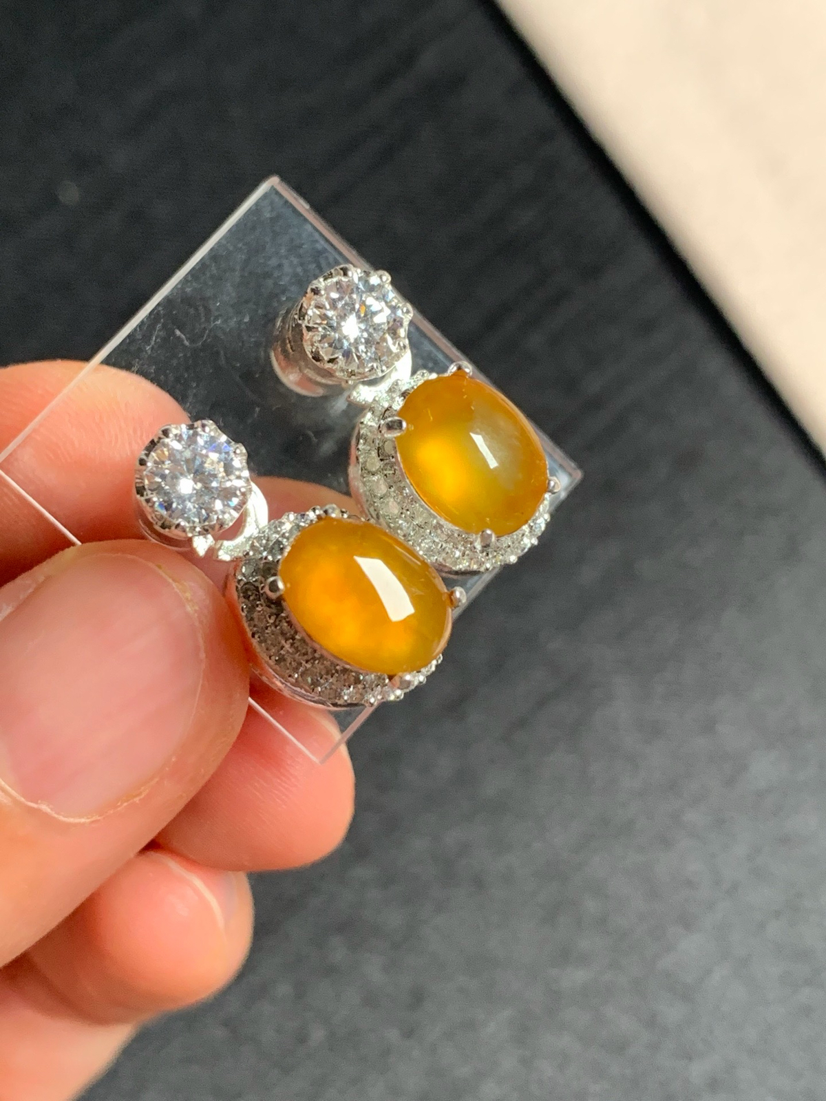 高冰黄翡耳钉
无纹裂，种好色好品相好，色泽艳丽明亮，老坑种冰透水灵