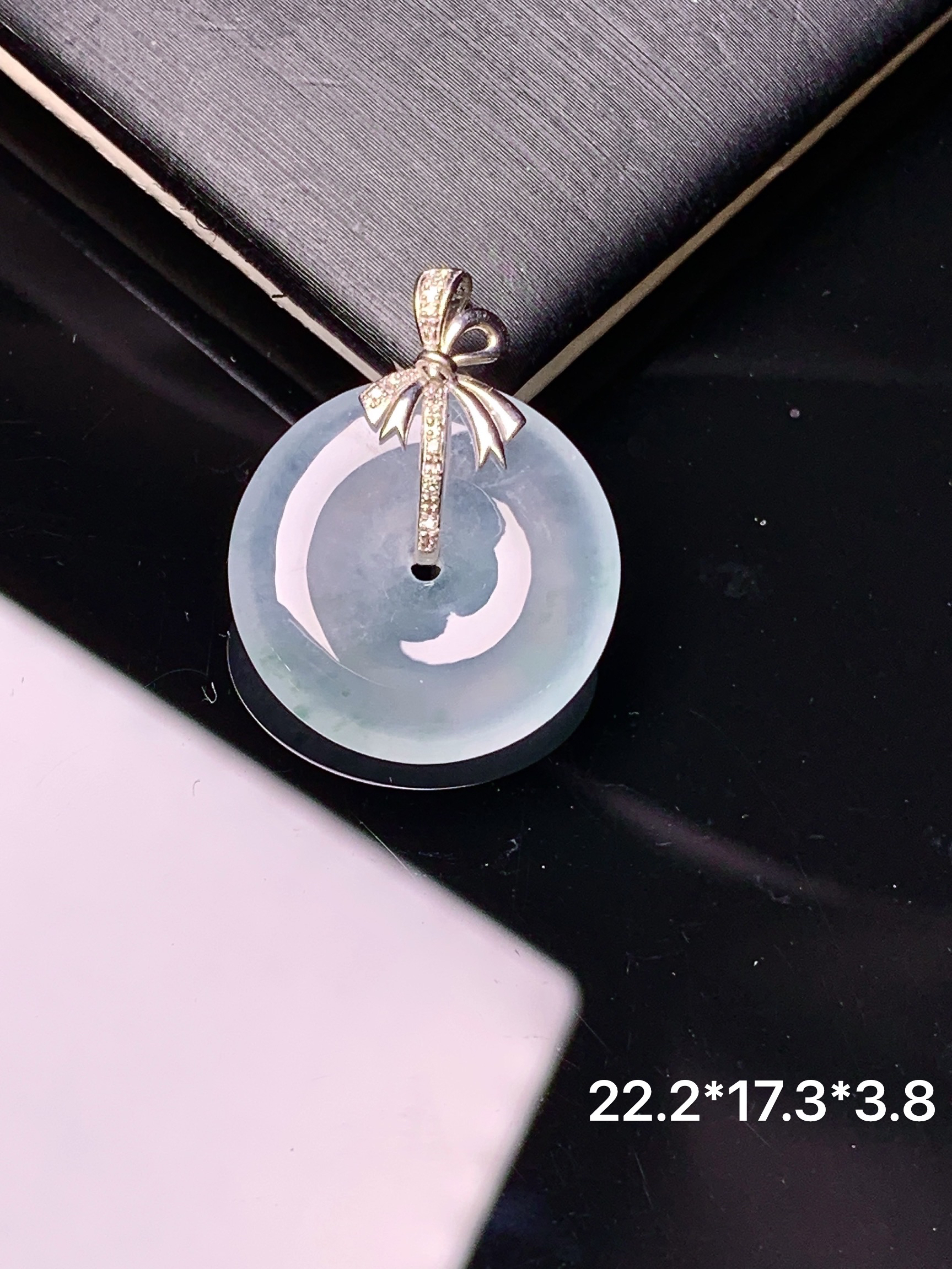 18k金钻镶嵌冰种平安扣吊坠 玉质细腻 色泽艳丽清新 水润亮眼 整体尺寸22.2*17.3*3.8 L7