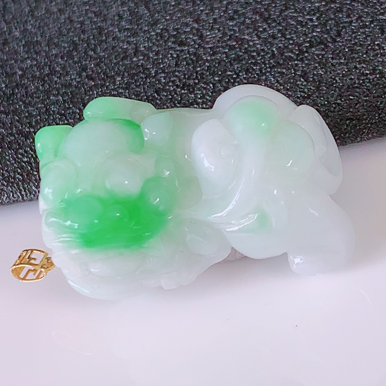 18K金镶嵌飘绿翡翠招财貔貅吊坠，民间有“一摸貔貅运程旺盛，再摸貔貅财运滚滚，三摸貔貅平步青云 ”的