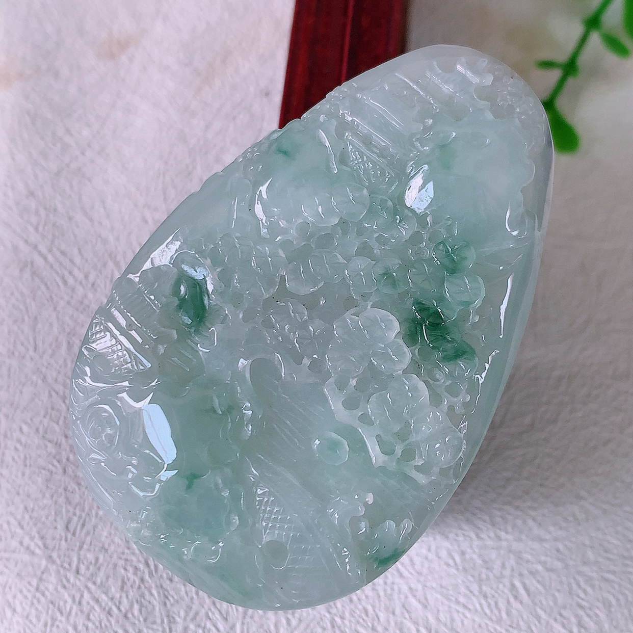 自然光实拍，冰飘花翡翠山水牌吊坠，立体生动形象，山水素材布局合理，意境感佳，佩戴上身效果更高贵 #50尺寸61.5*40.5*8.2mm