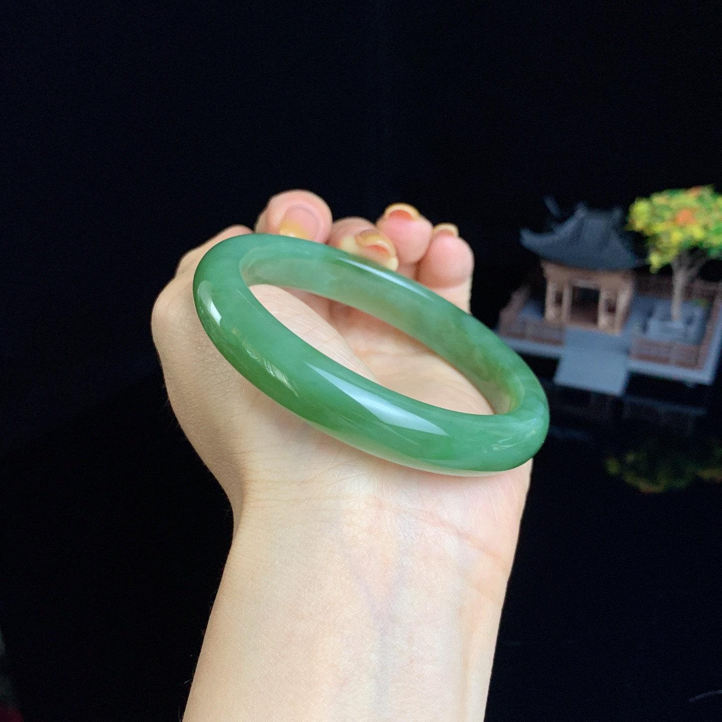 和田玉碧玉60圈粉青色碧玉手镯！玉质细腻油润 底色纯净 无裂无黑 脂粉好，品质高。