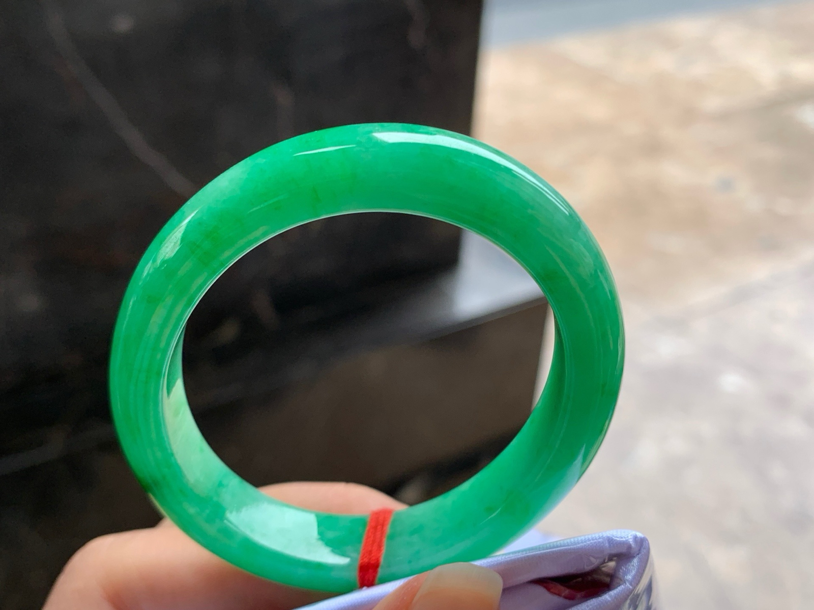 54-11.4-8.2
浓绿色贵妃手镯^_^鲜艳 正圈51可以带