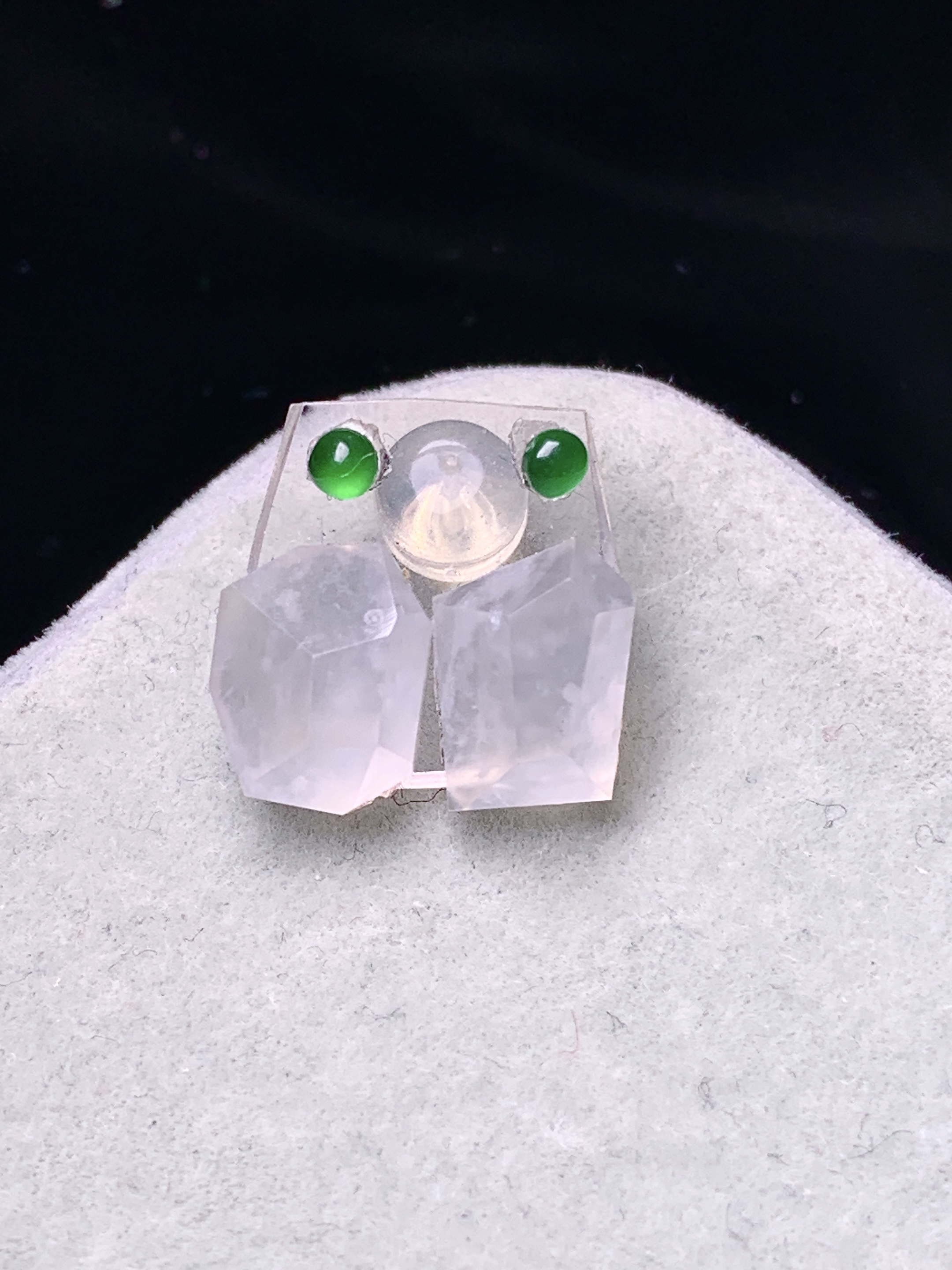 镶嵌款 冰种随形一对 玉质细腻 色泽艳丽清新 水润亮眼 整体尺寸9.5*7.3*3.8 2x