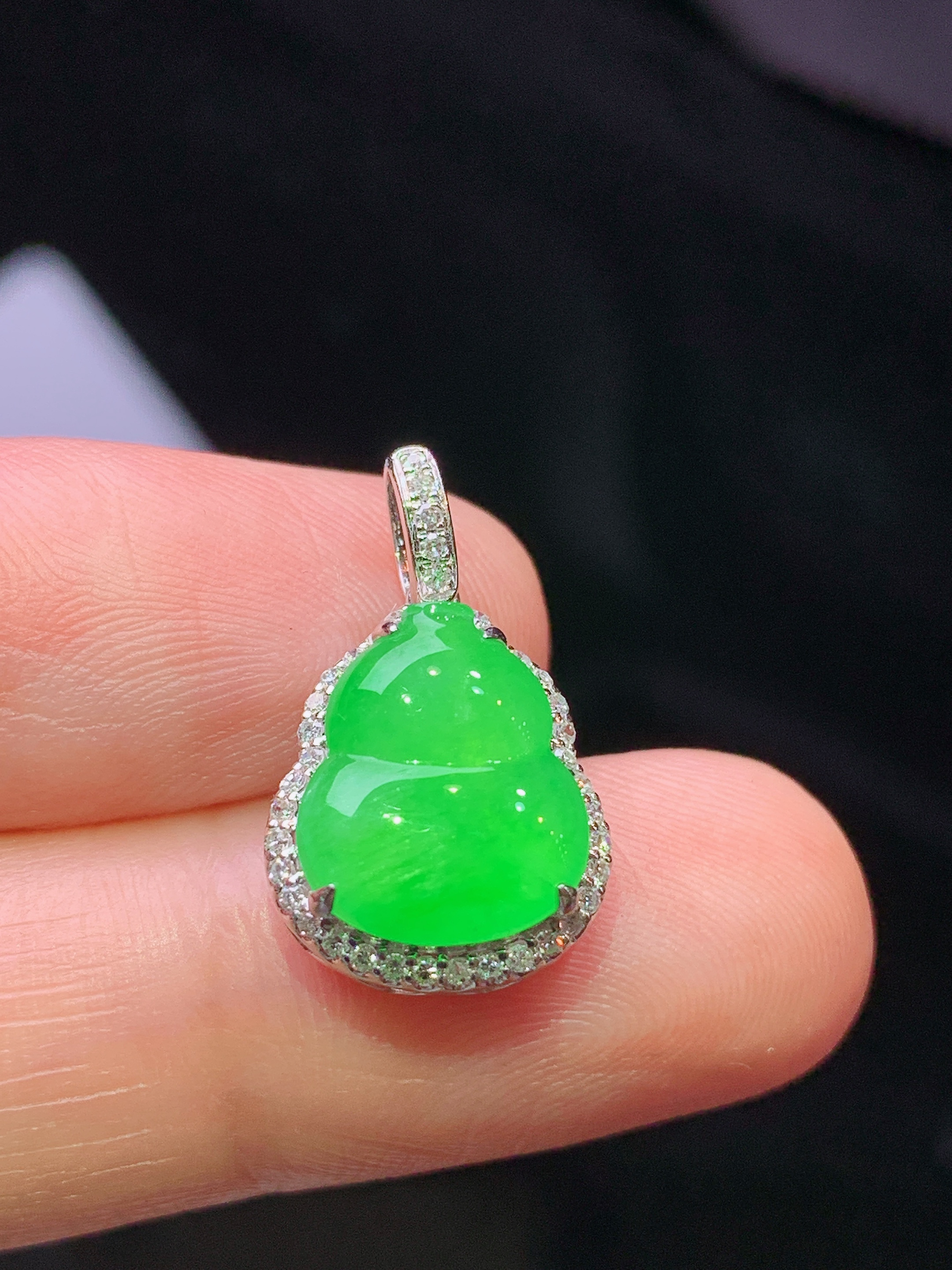 18k金钻镶嵌冰阳绿葫芦吊坠 玉质细腻 色泽艳丽清新 水润亮眼 整体尺寸19.7*11.6*6.5 h1