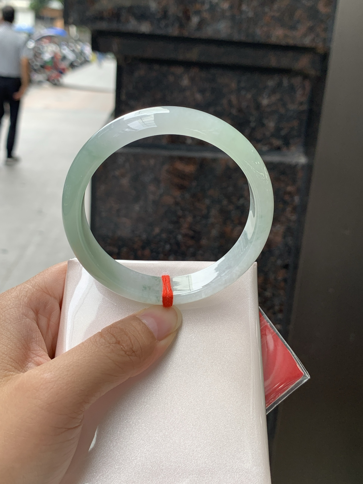飘花正圈
58.3-14-7.1
底妆水润，蓝花灵动飘逸，勾勒出一幅唯美诗意的山水意境画，古典优雅又秀气