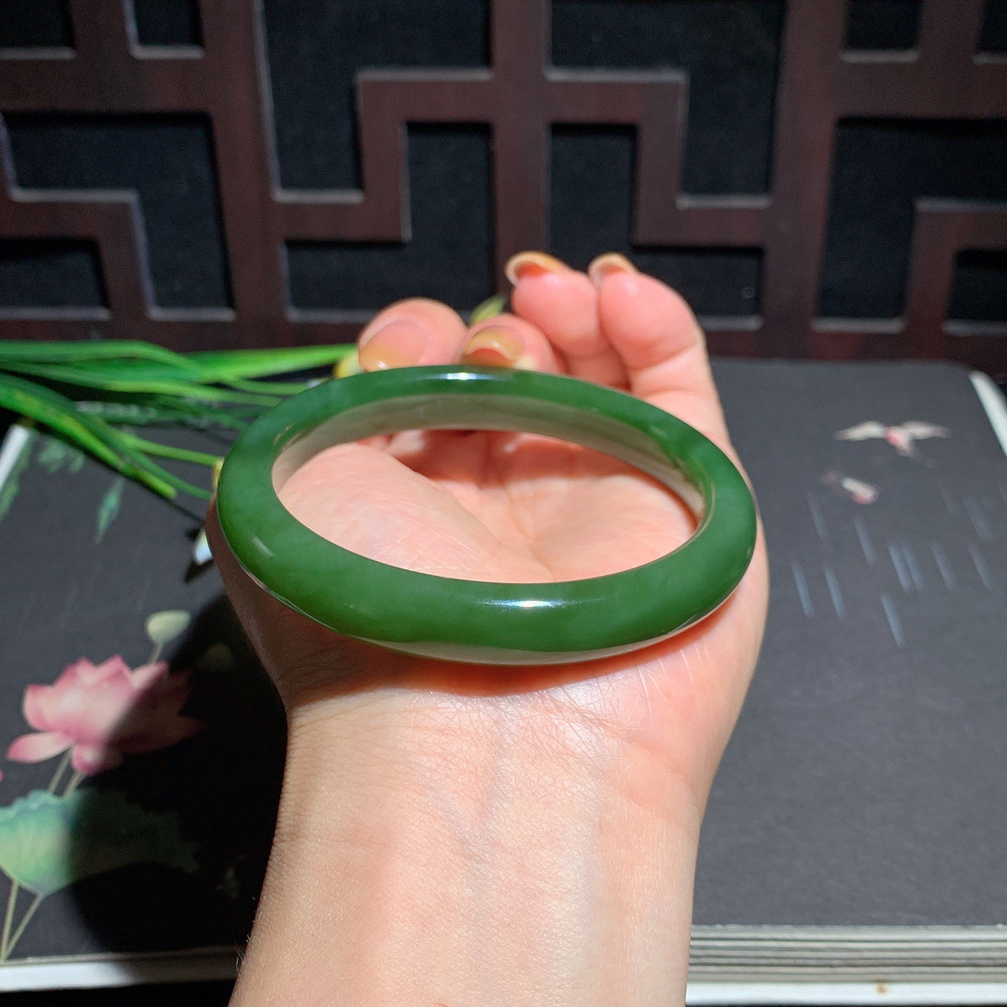 和田玉58.8圈菠菜绿碧玉手镯！玉质细腻油润 底色纯净 脂粉好，品质高。