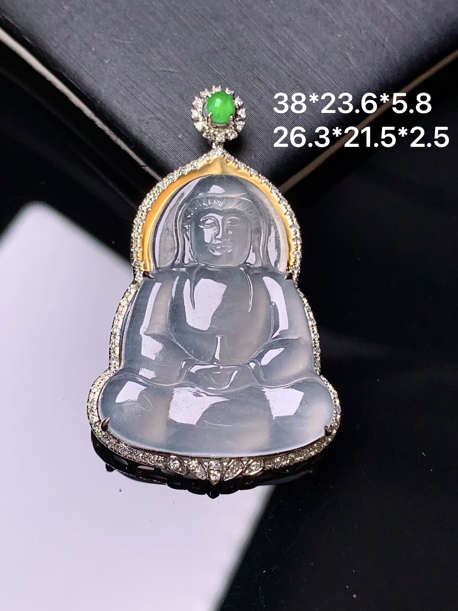 18k金钻镶嵌冰种观音吊坠 玉质细腻 色泽艳丽清新 水润亮眼 整体尺寸38*23.6*5.8 t1