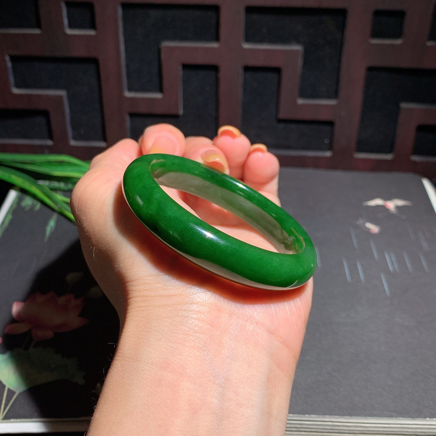 和田玉52圈口阳绿色碧玉手镯！玉质细腻油润 底色纯净 脂粉好，品质高。