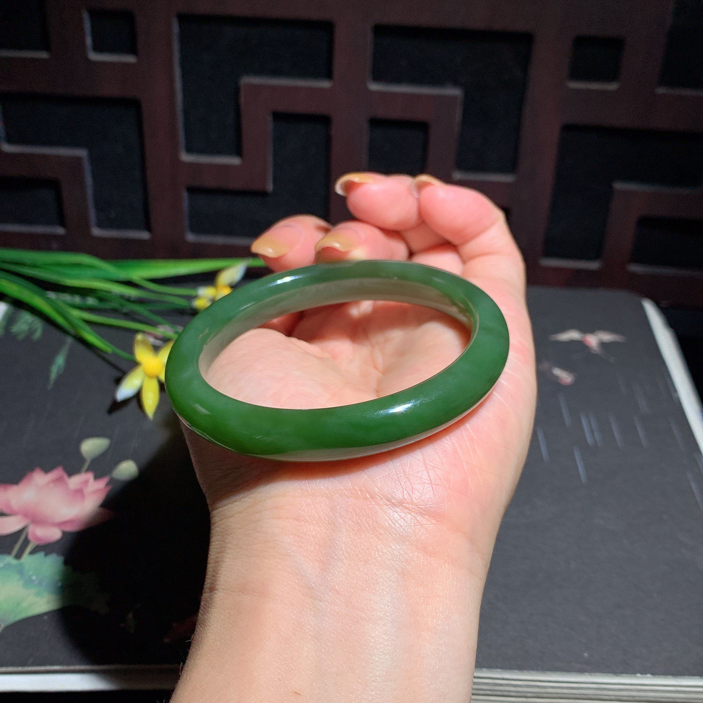 和田玉56.5圈口菠菜绿碧玉手镯！玉质细腻油润 底色纯净 脂粉好，品质高。