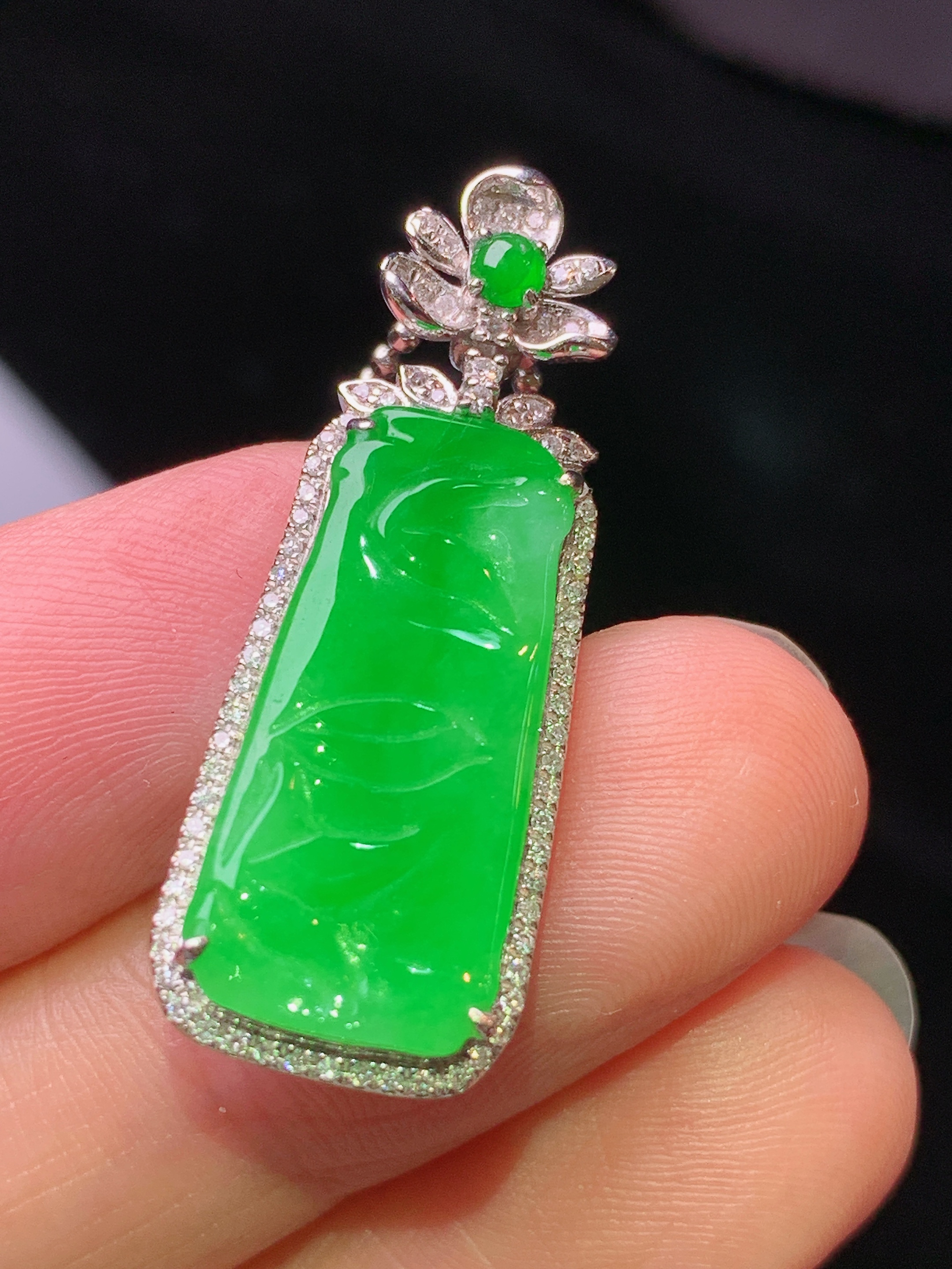 18k金钻镶嵌阳绿竹节吊坠 玉质细腻 色泽艳丽清新 水润亮眼 整体尺寸31.3*11.8*4.5 L7