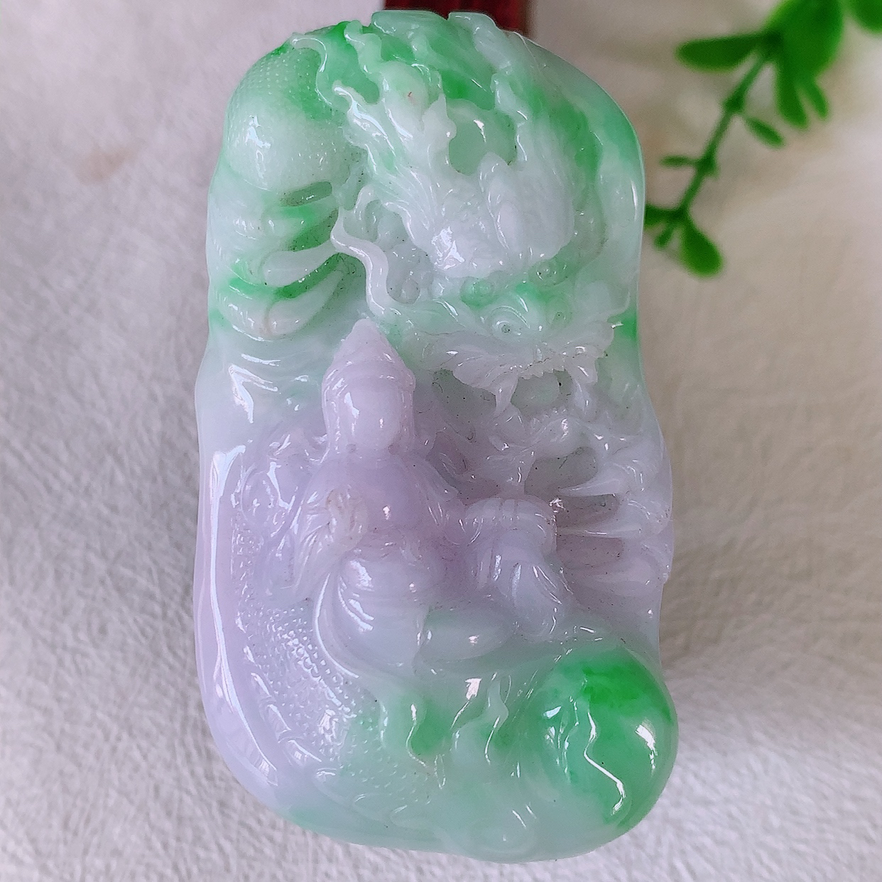 自然光实拍，冰润春带彩翡翠祥龙观音菩萨吊坠，赐福观音，玉润细腻，慈祥端庄！#50尺寸61.5*34.5*18