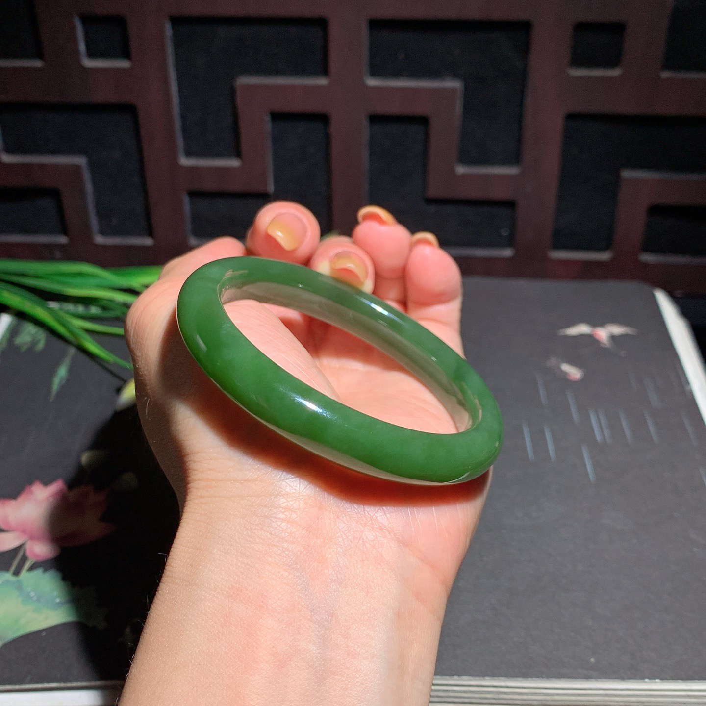 和田玉56.5圈口菠菜绿碧玉手镯！玉质细腻油润 底色纯净 脂粉好，品质高。