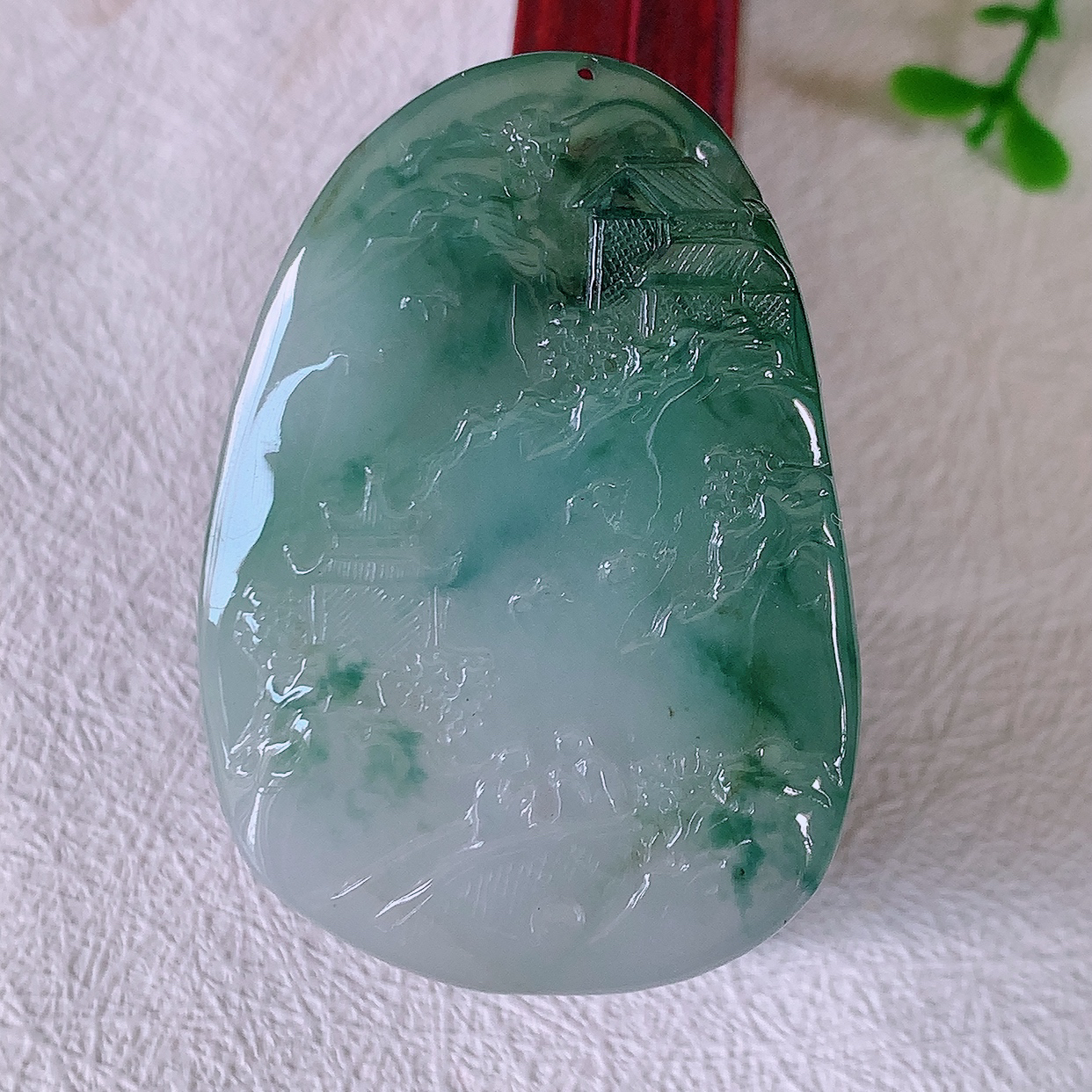 自然光实拍，冰胶飘花翡翠山水牌吊坠，立体生动形象，山水素材布局合理，意境感佳， 佩戴上身效果更高贵 #50尺寸47*33*6.8