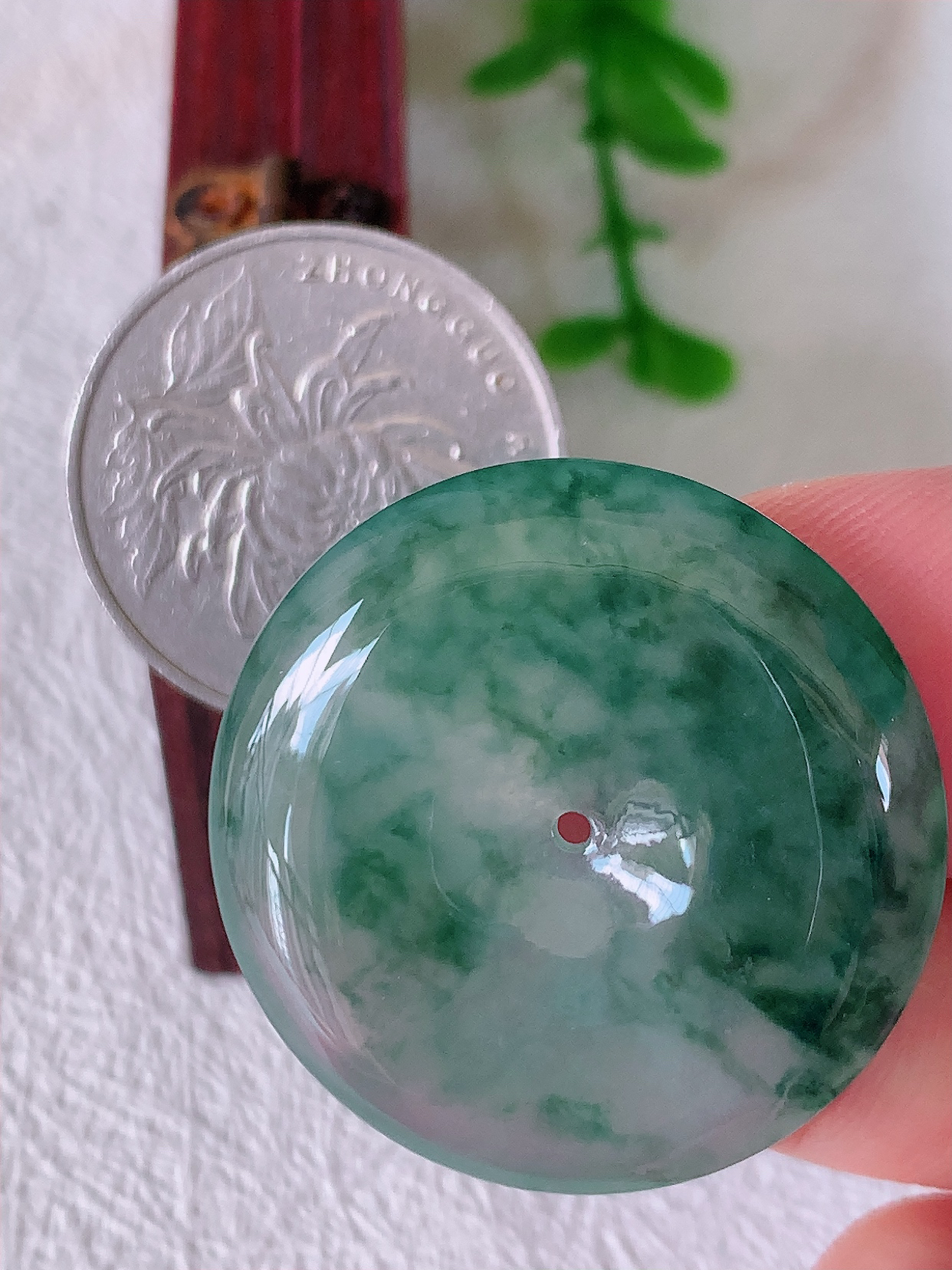自然光实拍，冰飘花翡翠平安扣吊坠，冰透，灵动飘逸，寓意平平安安，平安扣佩戴端庄漂亮！#50尺寸31-5