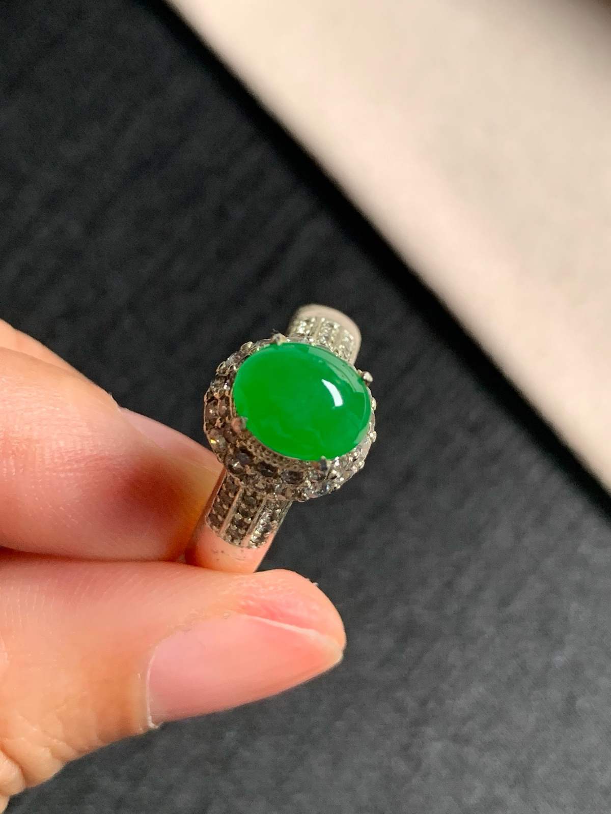 冰阳绿戒面
无纹裂，种好色好品相好，色泽艳丽纯正，质地细腻水灵纯净均匀