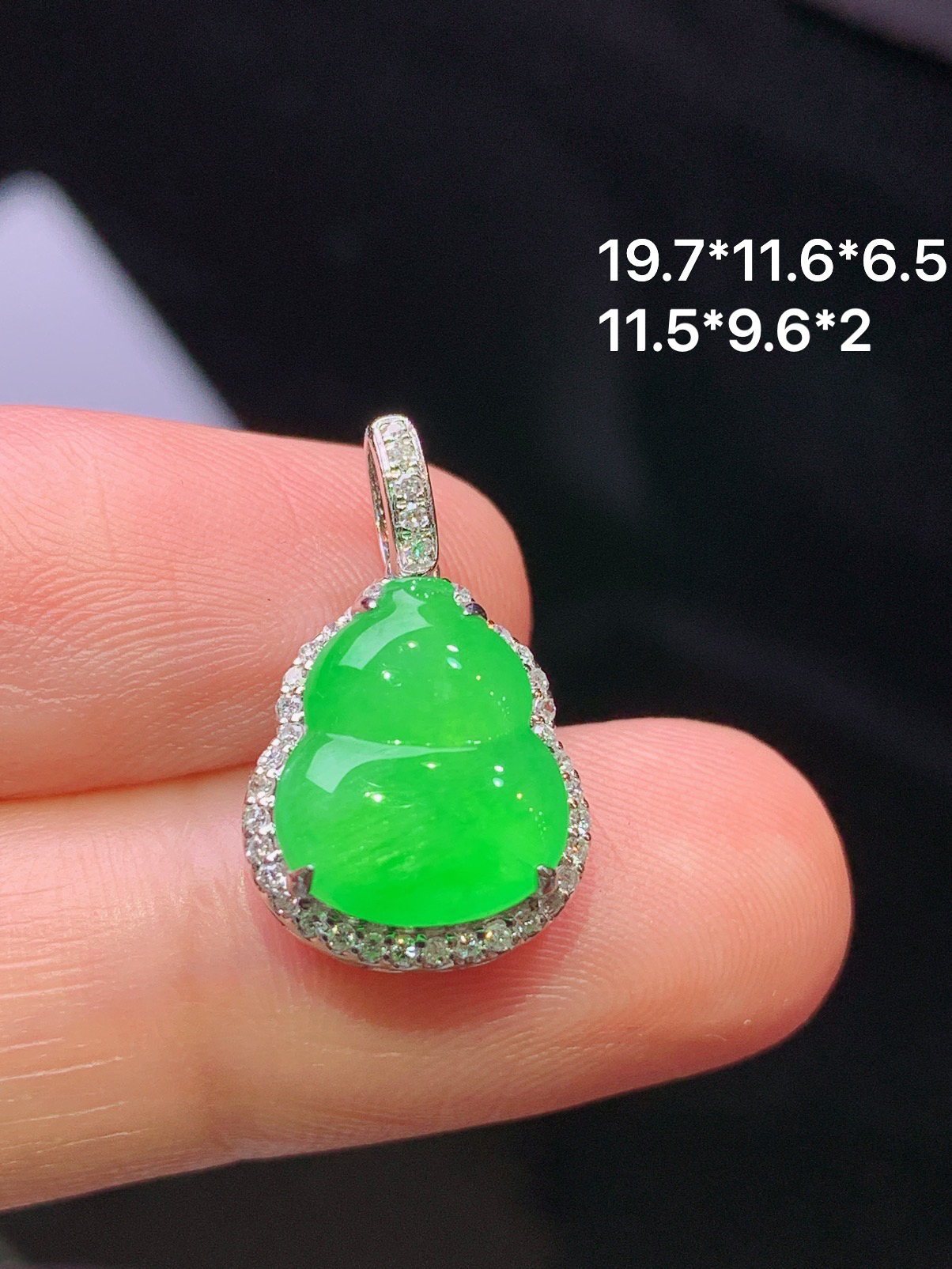 18k金钻镶嵌冰阳绿葫芦吊坠 玉质细腻 色泽艳丽清新 水润亮眼 整体尺寸19.7*11.6*6.5 h1
