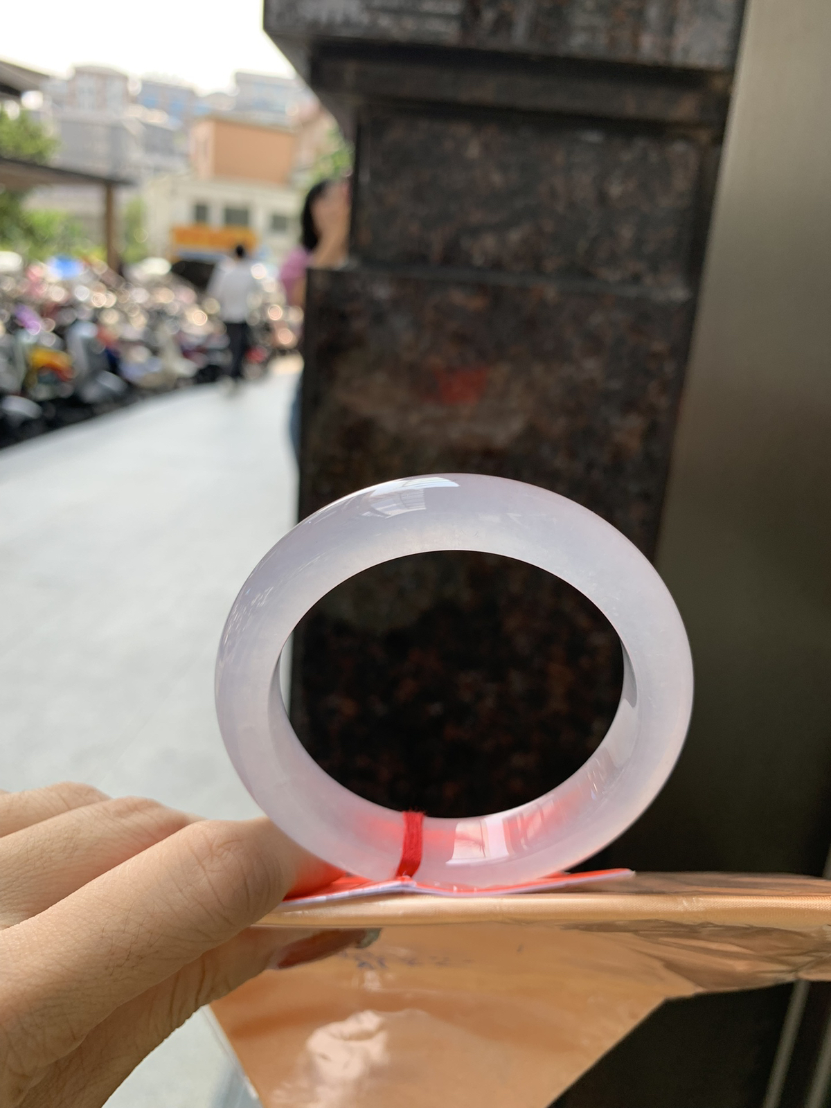 白冰正圈56.2-12.2-9.2底妆冰透起光，一腕清透，简约清爽，不挑肤色年龄，给人一种清雅脱俗，天真纯美的感觉，真不愧是翡翠中的初恋，美得就像一件艺术品~