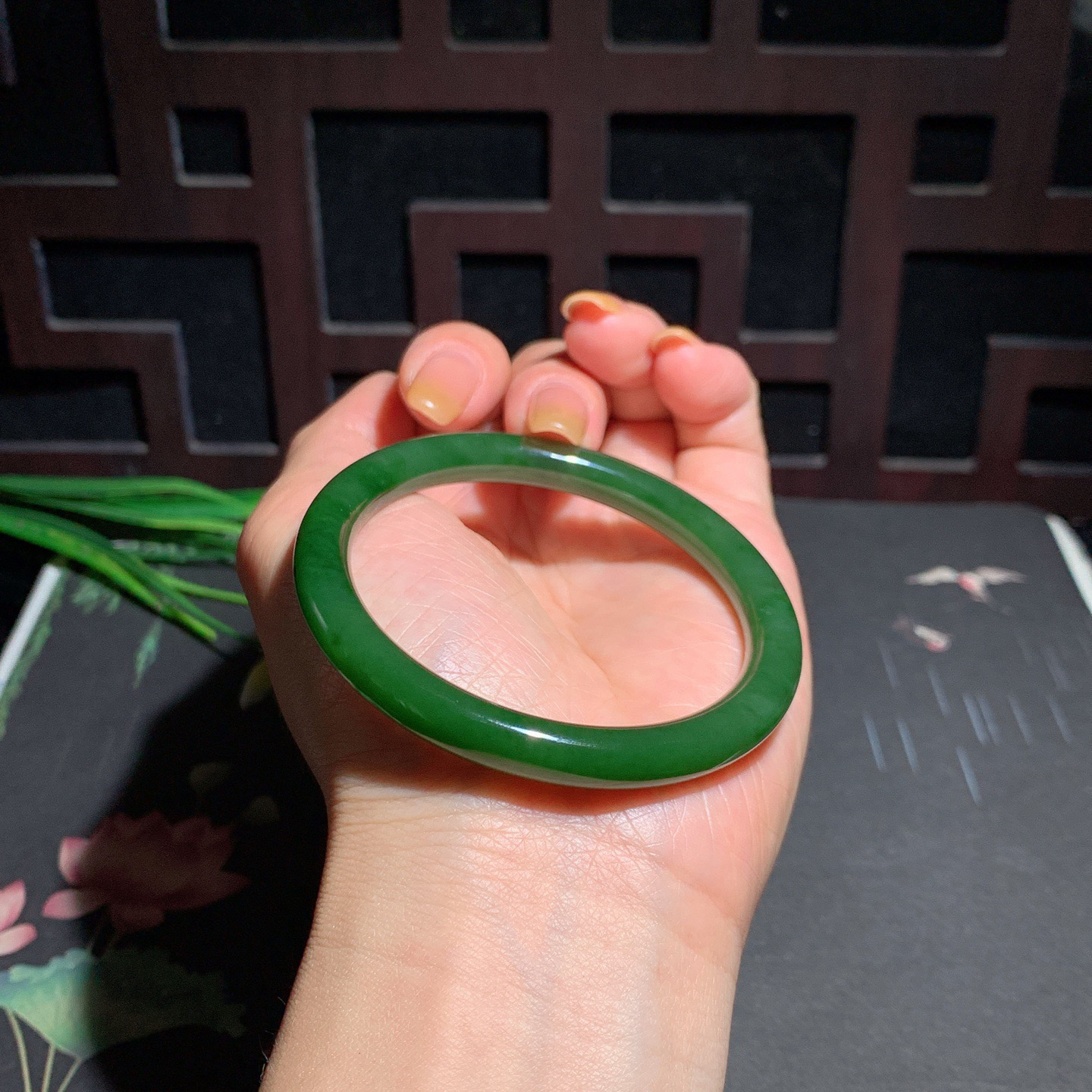 和田玉54.5圈口菠菜绿圆条碧玉手镯！玉质细腻油润 底色纯净无纹裂 脂粉好，品质高。