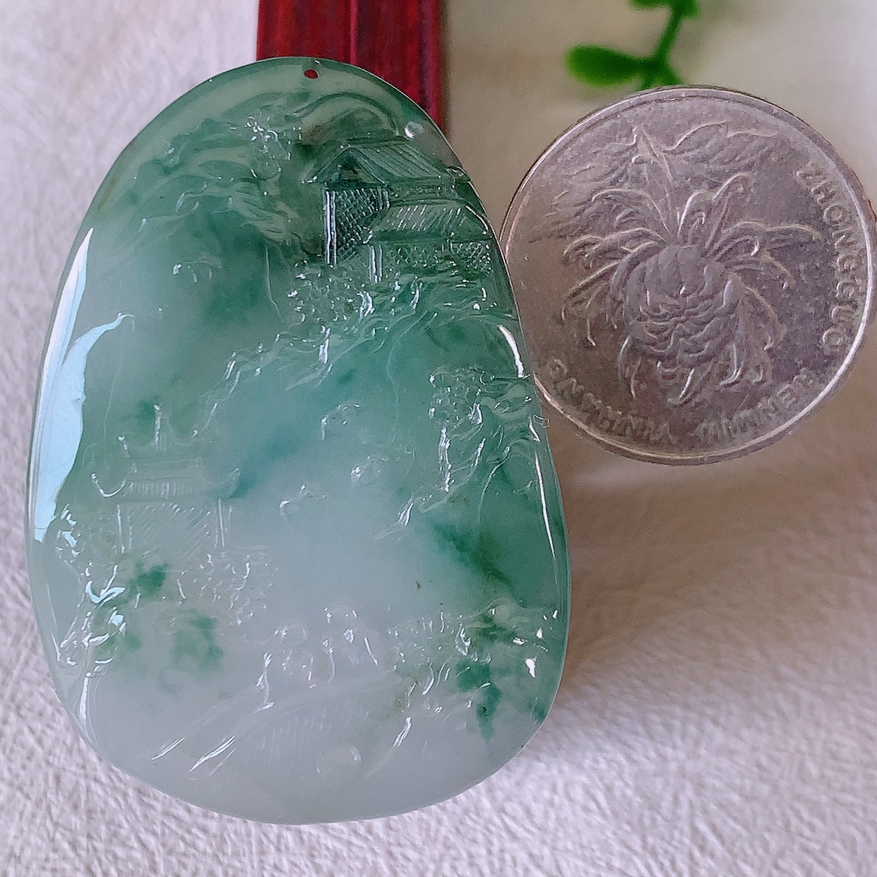 自然光实拍，冰胶飘花翡翠山水牌吊坠，立体生动形象，山水素材布局合理，意境感佳， 佩戴上身效果更高贵 #50尺寸47*33*6.8