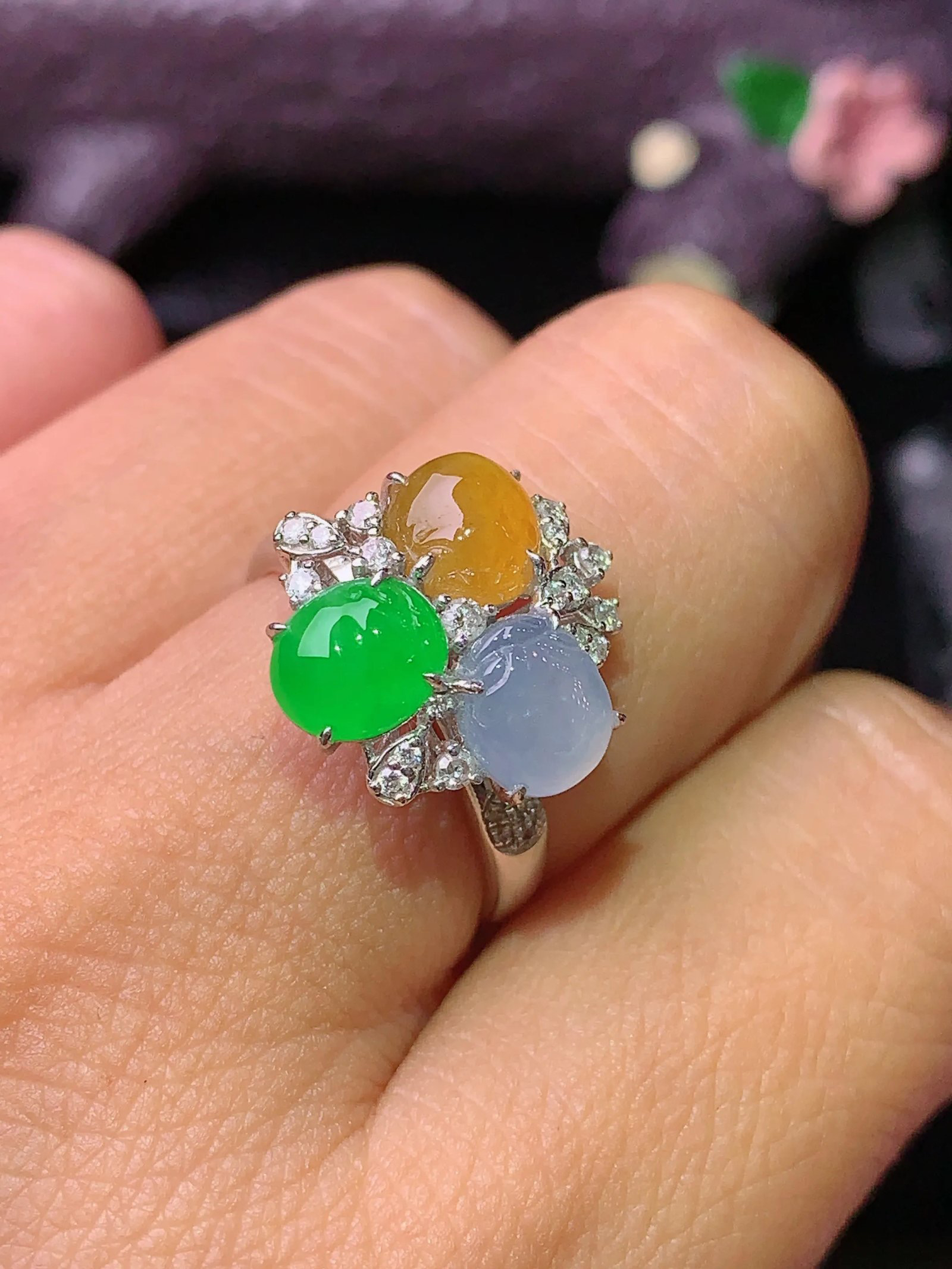 18k金钻镶嵌三色貔貅戒指 玉质细腻 色泽艳丽清新 水润亮眼 圈口13.5 整体尺寸15*14*7.6 t1
