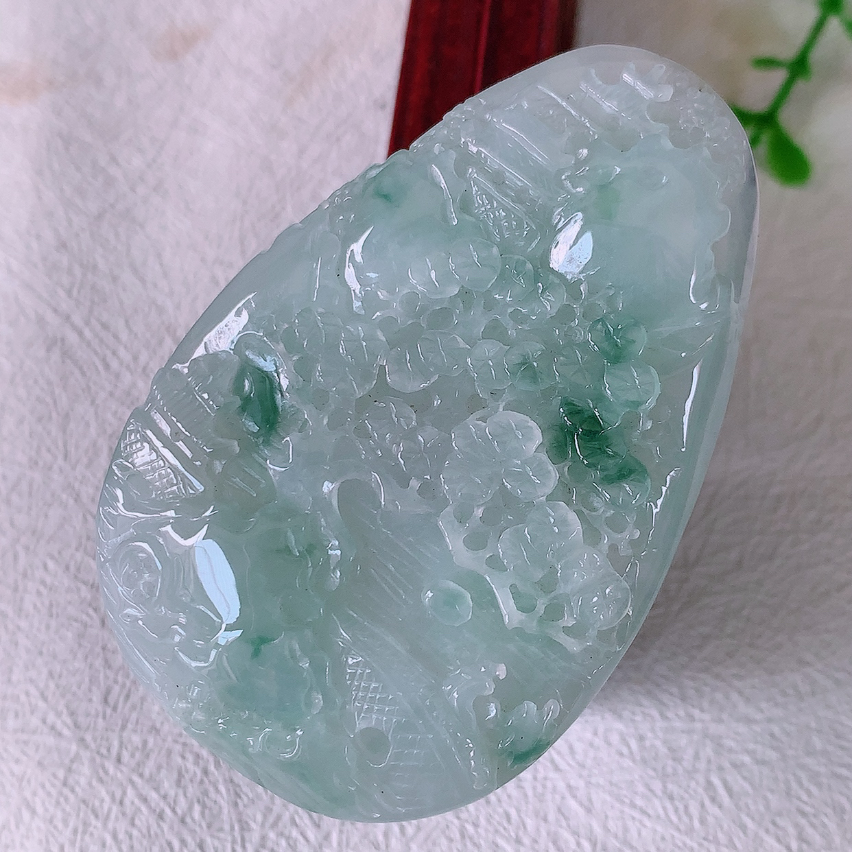 自然光实拍，冰飘花翡翠山水牌吊坠，立体生动形象，山水素材布局合理，意境感佳，佩戴上身效果更高贵 #50尺寸61.5*40.5*8.2mm