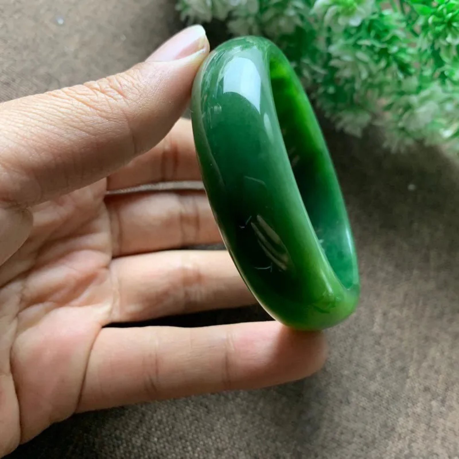 和田玉碧玉55.8圈口菠菜绿宽版手镯，玉质细腻油润 底色纯净 脂粉好，品质好