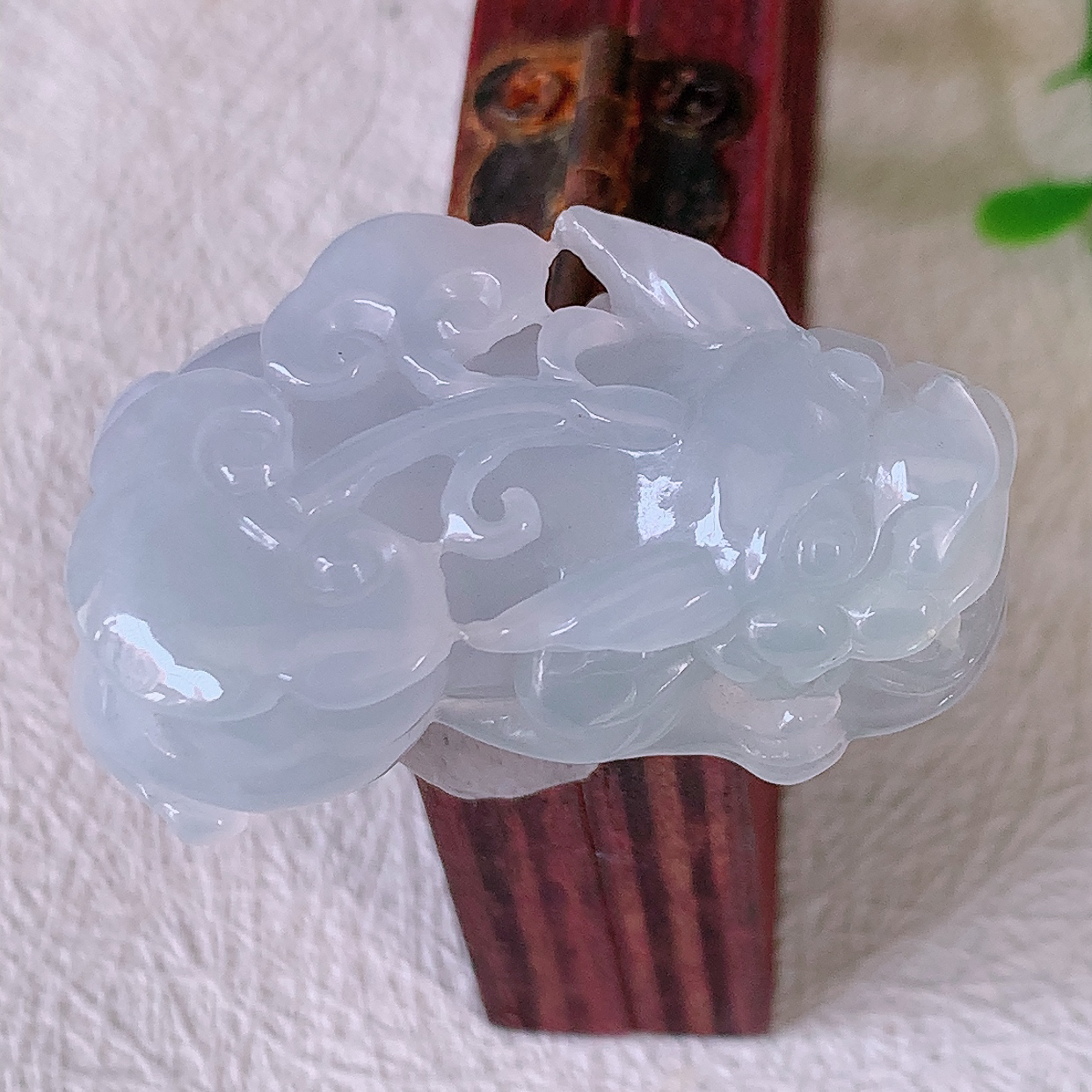 自然光实拍，冰胶翡翠招财貔貅吊坠，民间有“一摸貔貅运程旺盛，再摸貔貅财运滚滚，三摸貔貅平步青云 ”的