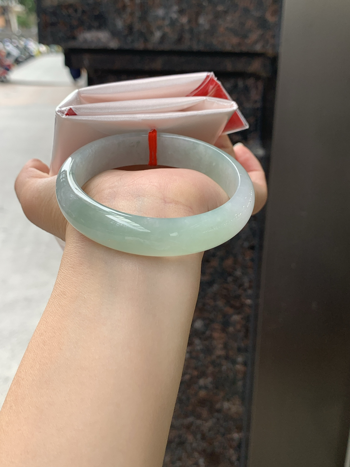 飘花正圈
58.3-14-7.1
底妆水润，蓝花灵动飘逸，勾勒出一幅唯美诗意的山水意境画，古典优雅又秀气
