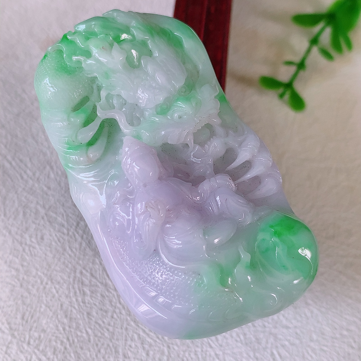 自然光实拍，冰润春带彩翡翠祥龙观音菩萨吊坠，赐福观音，玉润细腻，慈祥端庄！#50尺寸61.5*34.5*18