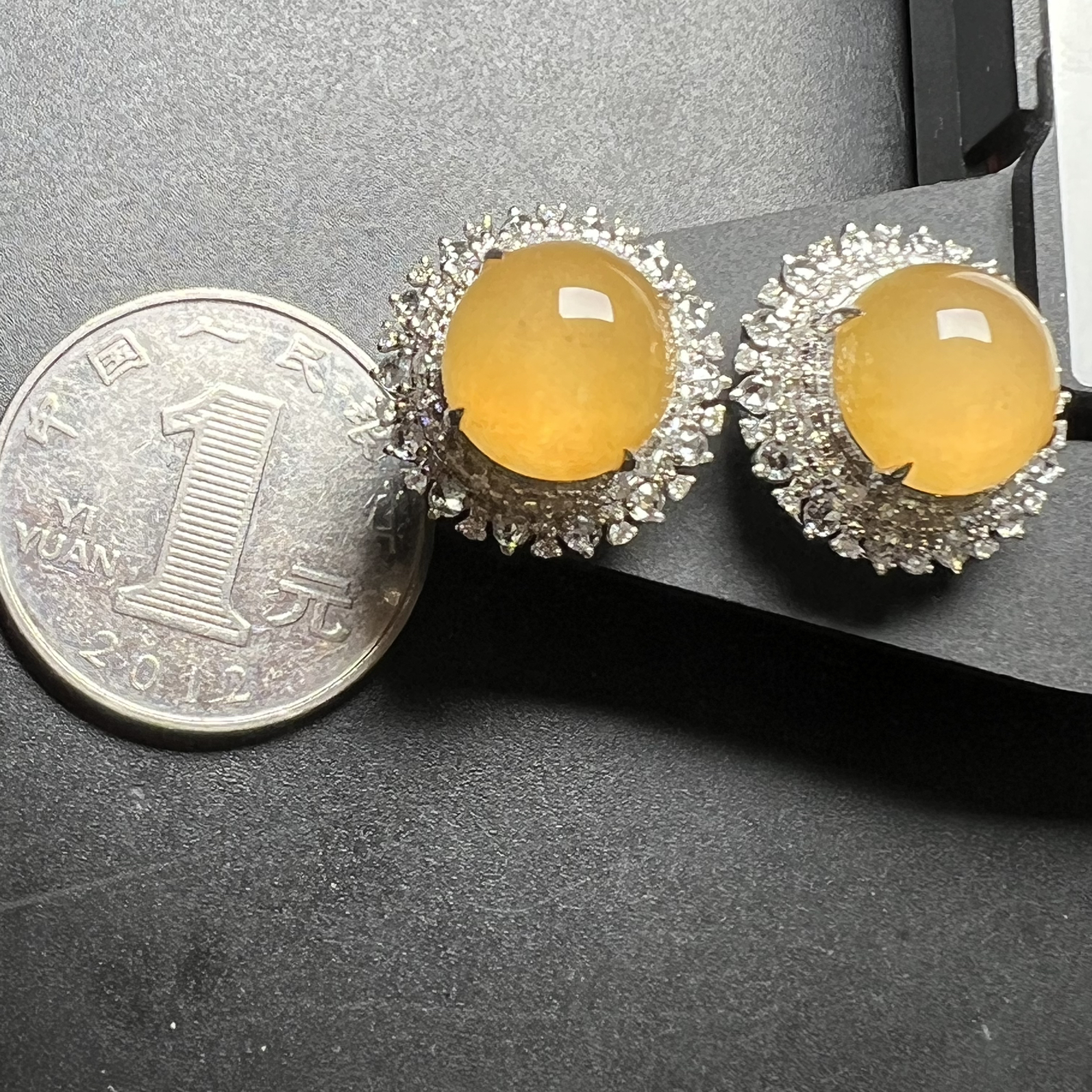 天然黄蛋面耳钉种好起光，饱满，整体尺寸17.8*17.3*13.8。裸石尺寸11.3*10.9*5.3