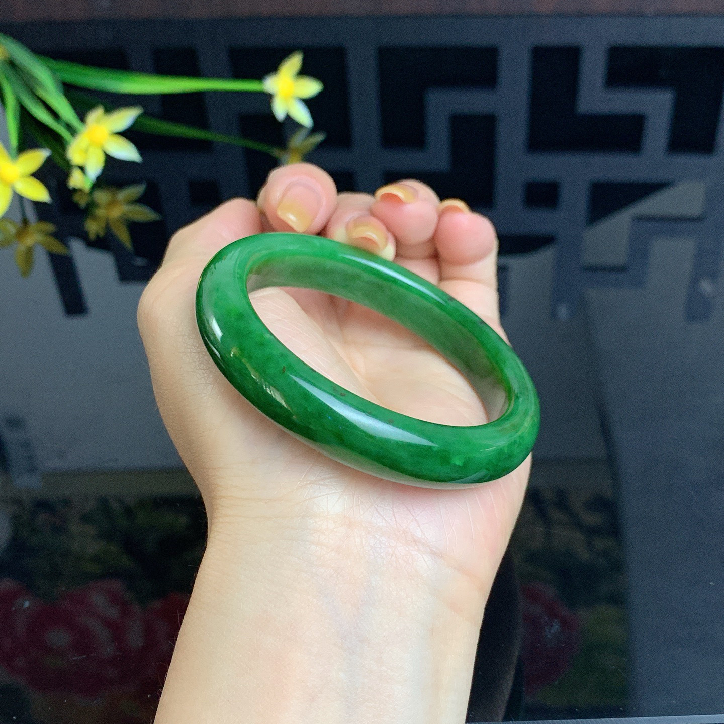 和田玉55圈口阳绿色碧玉手镯！玉质细腻油润 底色纯净 无纹裂 脂粉好，品质高。