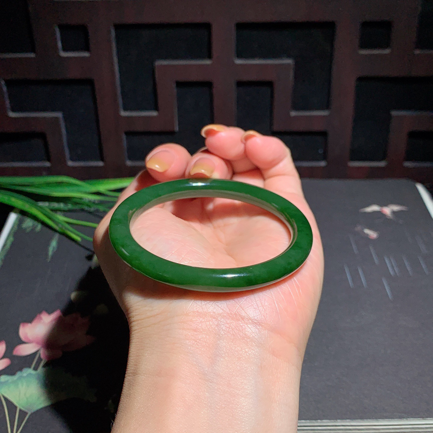 和田玉54.5圈口菠菜绿圆条碧玉手镯！玉质细腻油润 底色纯净无纹裂 脂粉好，品质高。
