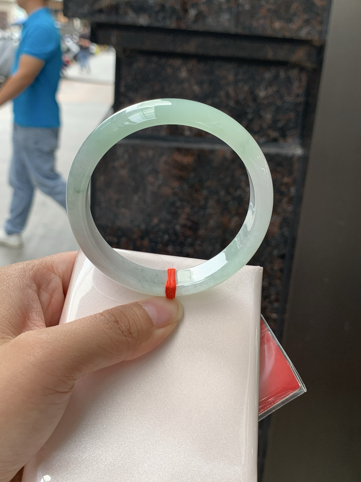 飘花正圈
58.3-14-7.1
底妆水润，蓝花灵动飘逸，勾勒出一幅唯美诗意的山水意境画，古典优雅又秀气
