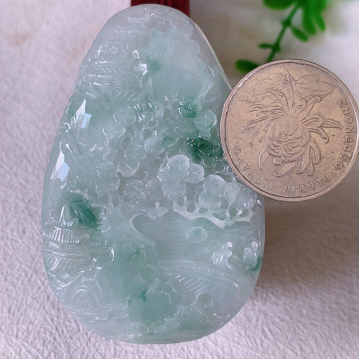 自然光实拍，冰飘花翡翠山水牌吊坠，立体生动形象，山水素材布局合理，意境感佳，佩戴上身效果更高贵 #50尺寸61.5*40.5*8.2mm