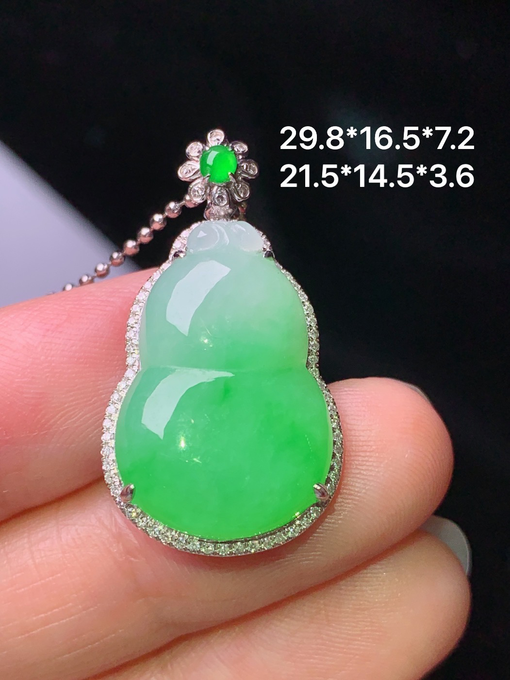 18k金钻镶嵌阳绿葫芦吊坠 玉质细腻 色泽艳丽清新 水润亮眼 整体尺寸29.8*16.5*7.2 L7