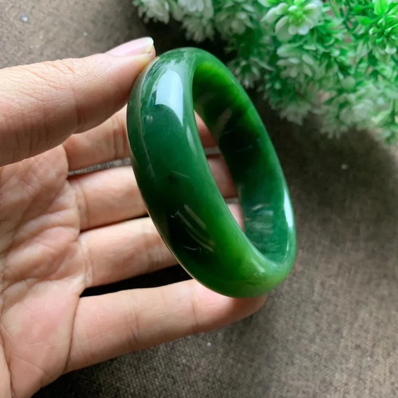 和田玉碧玉55.8圈口菠菜绿宽版手镯，玉质细腻油润 底色纯净 脂粉好，品质好