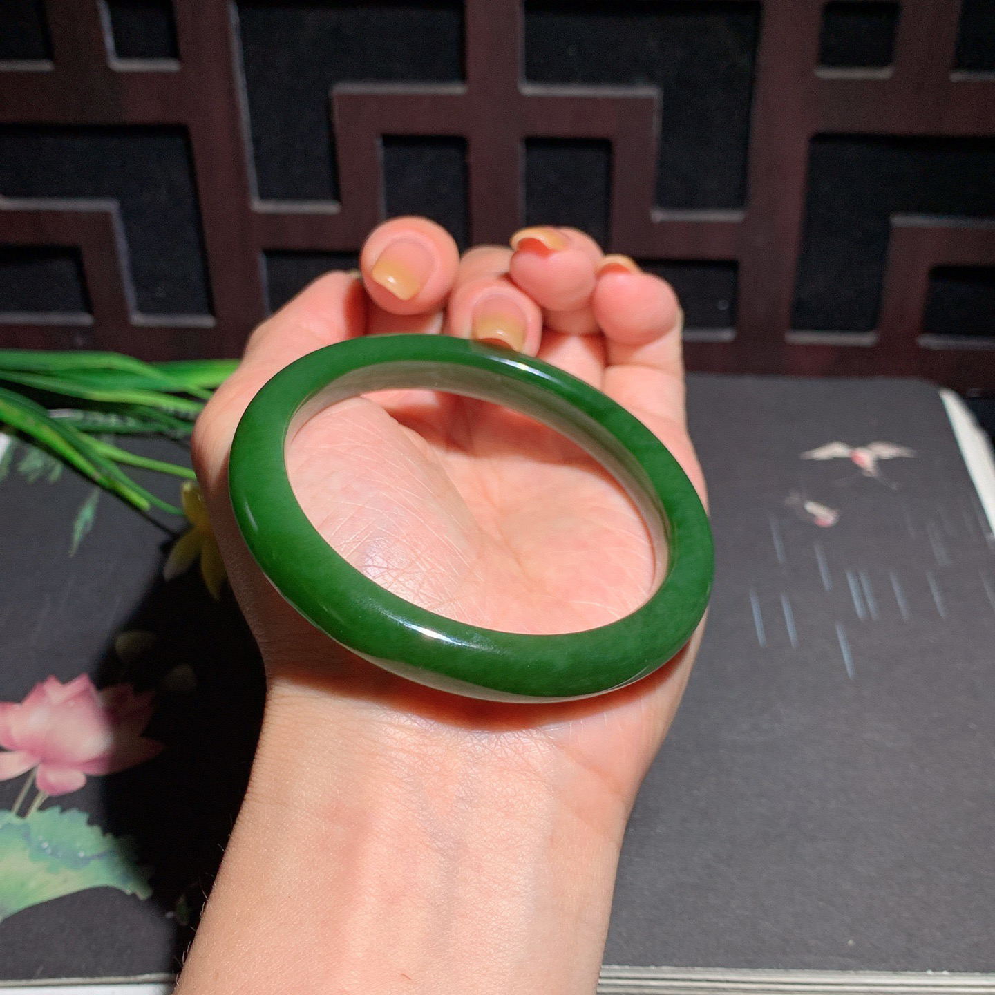 土豪款，和田玉57圈口菠菜绿碧玉手镯！玉质细腻油润 底色纯净 无裂无杂 脂粉好，品质高。
