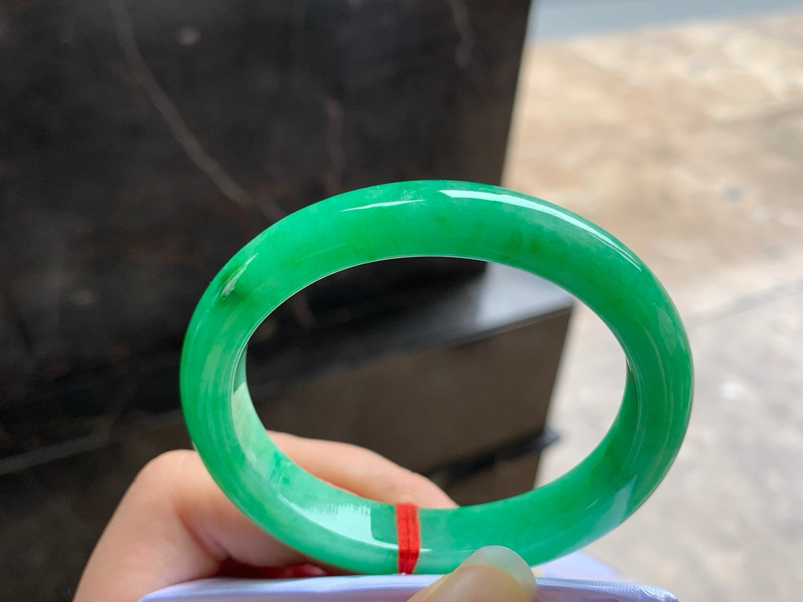 54-11.4-8.2
浓绿色贵妃手镯^_^鲜艳 正圈51可以带